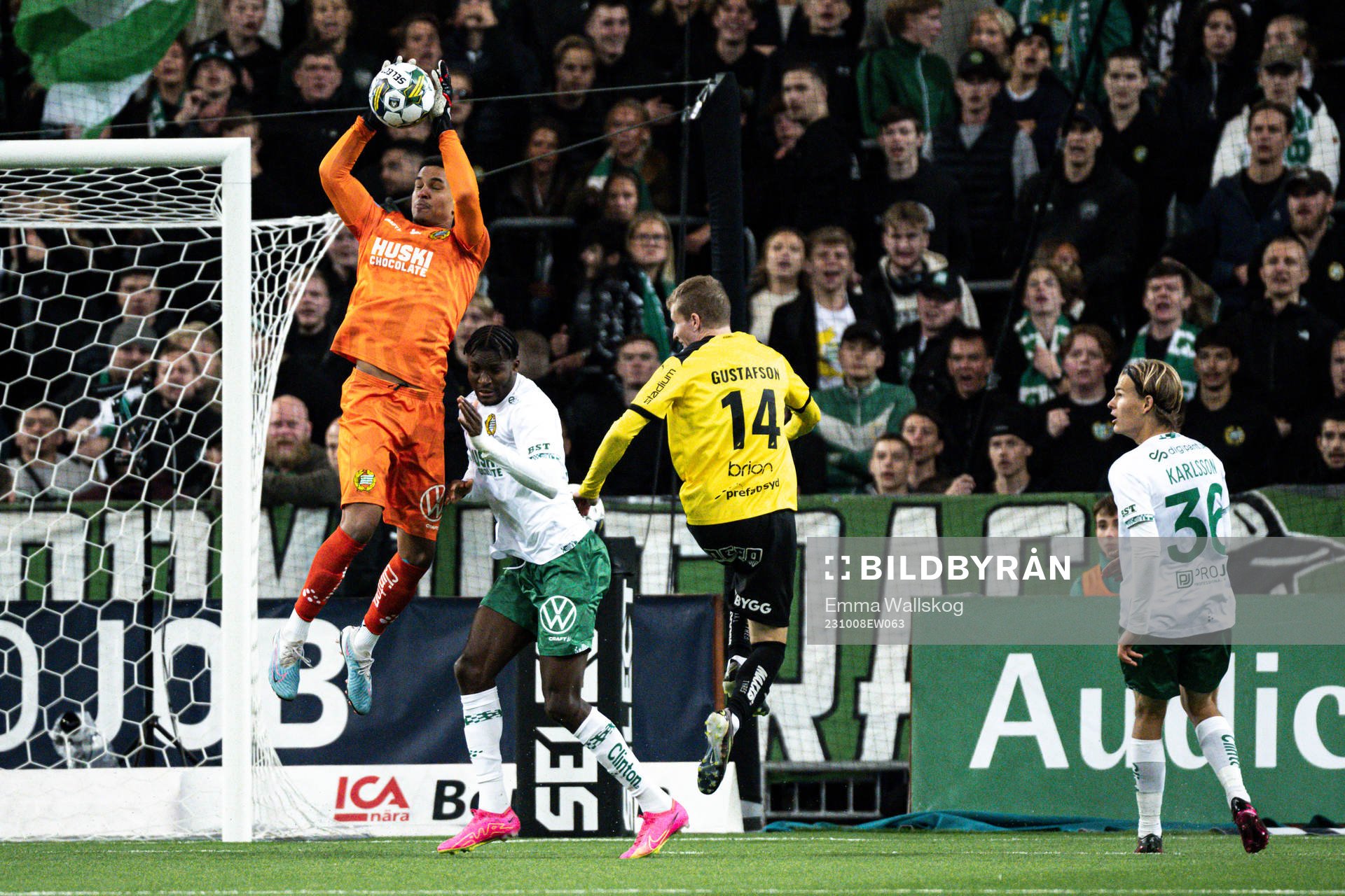 Hammarbys målvakt Oliver Dovin och Nathaniel Adjei mot