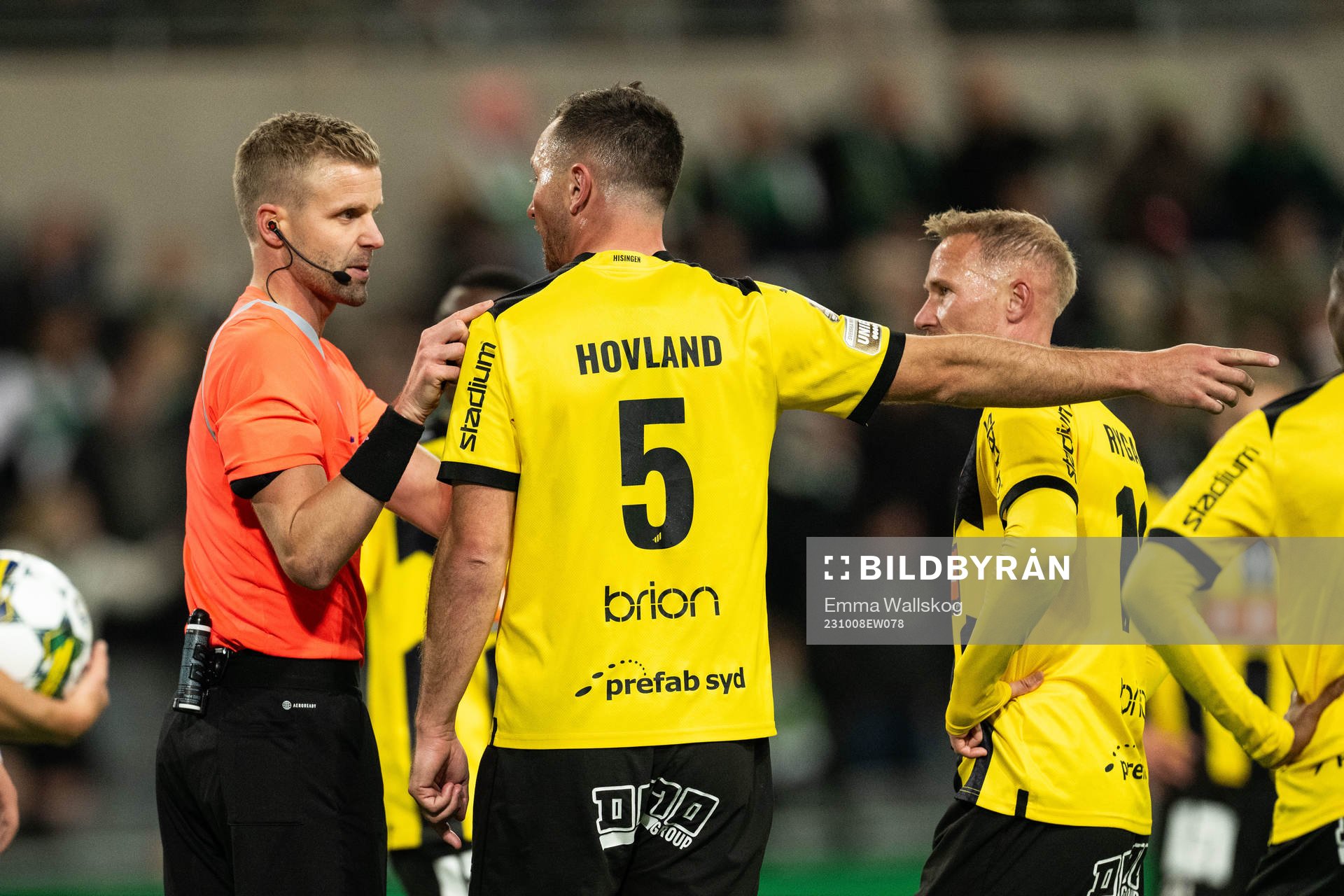 Häckens Even Hovland i diskussion med Domare Glenn Nyberg