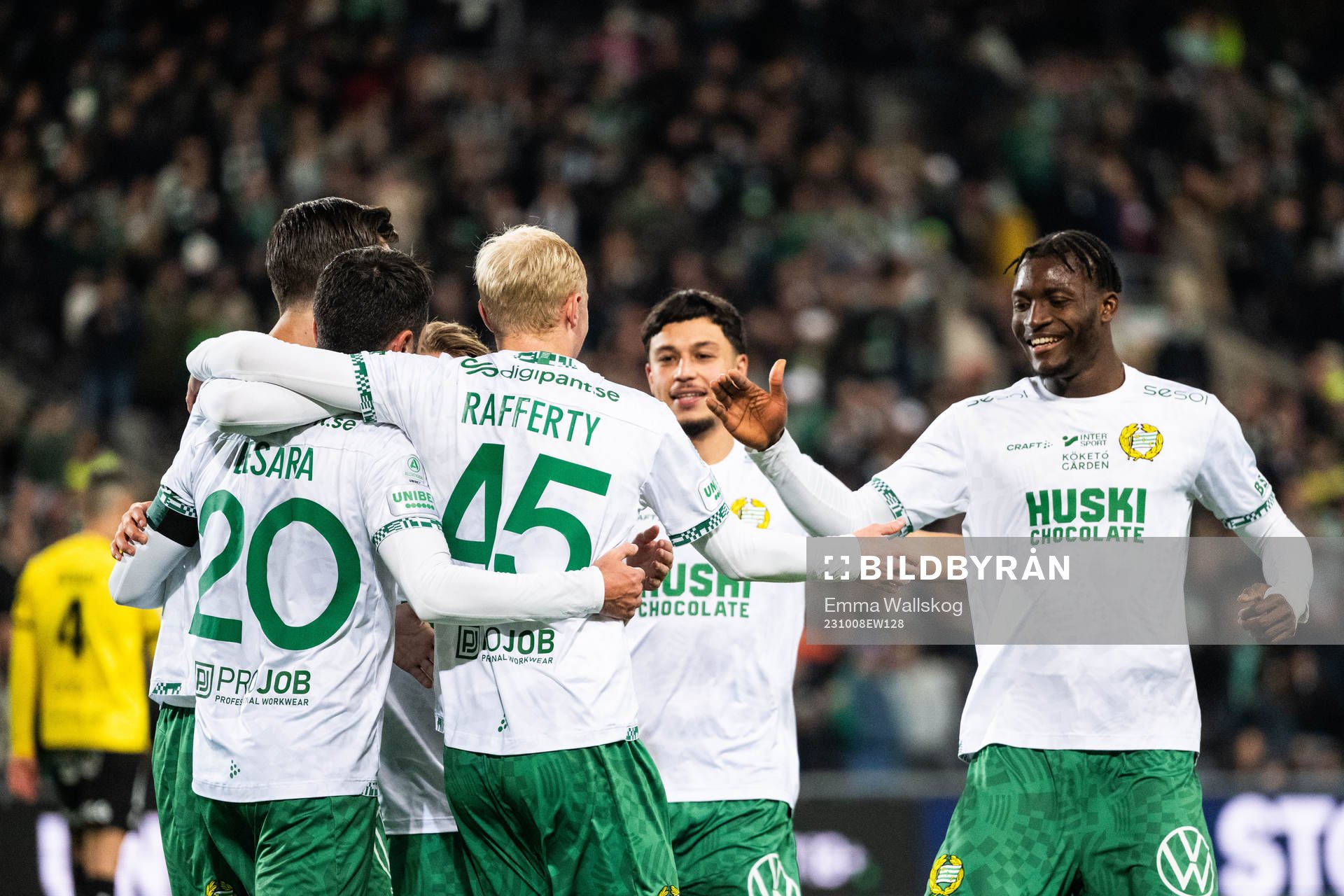Hammarbys Nahir Besara jublar med Adi Nalic, Marcus