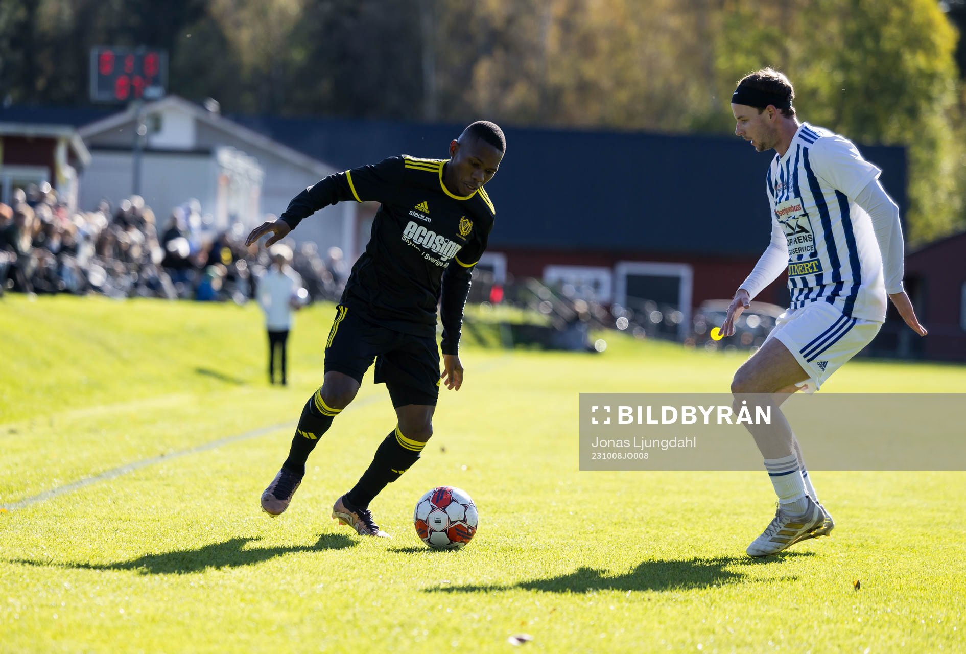 Växjö Norras Daniel Luzze och IFK Karlshamns Adam Nensén