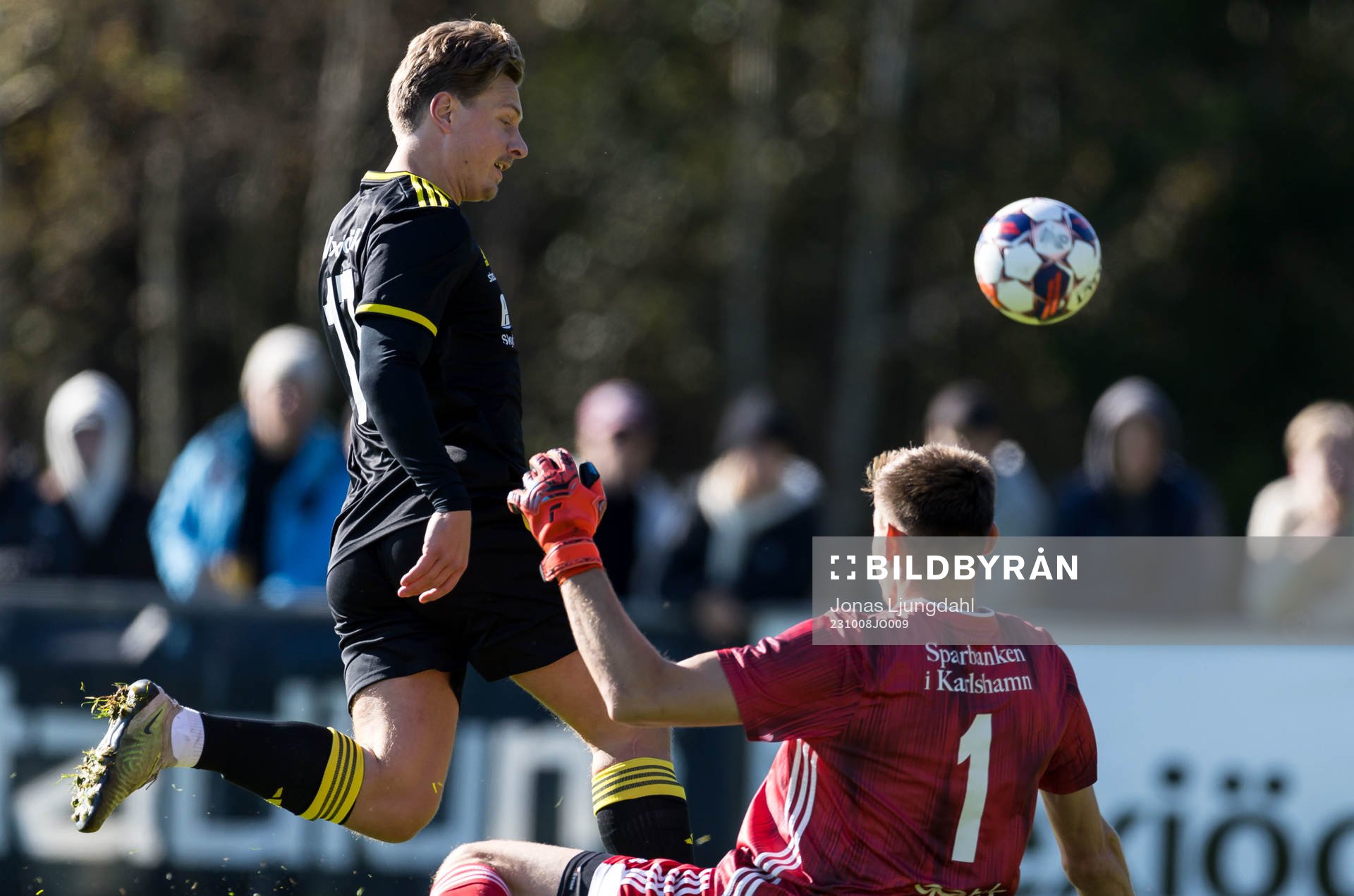 Växjö Norras Jacob Croby Edh och IFK Karlshamns målvakt