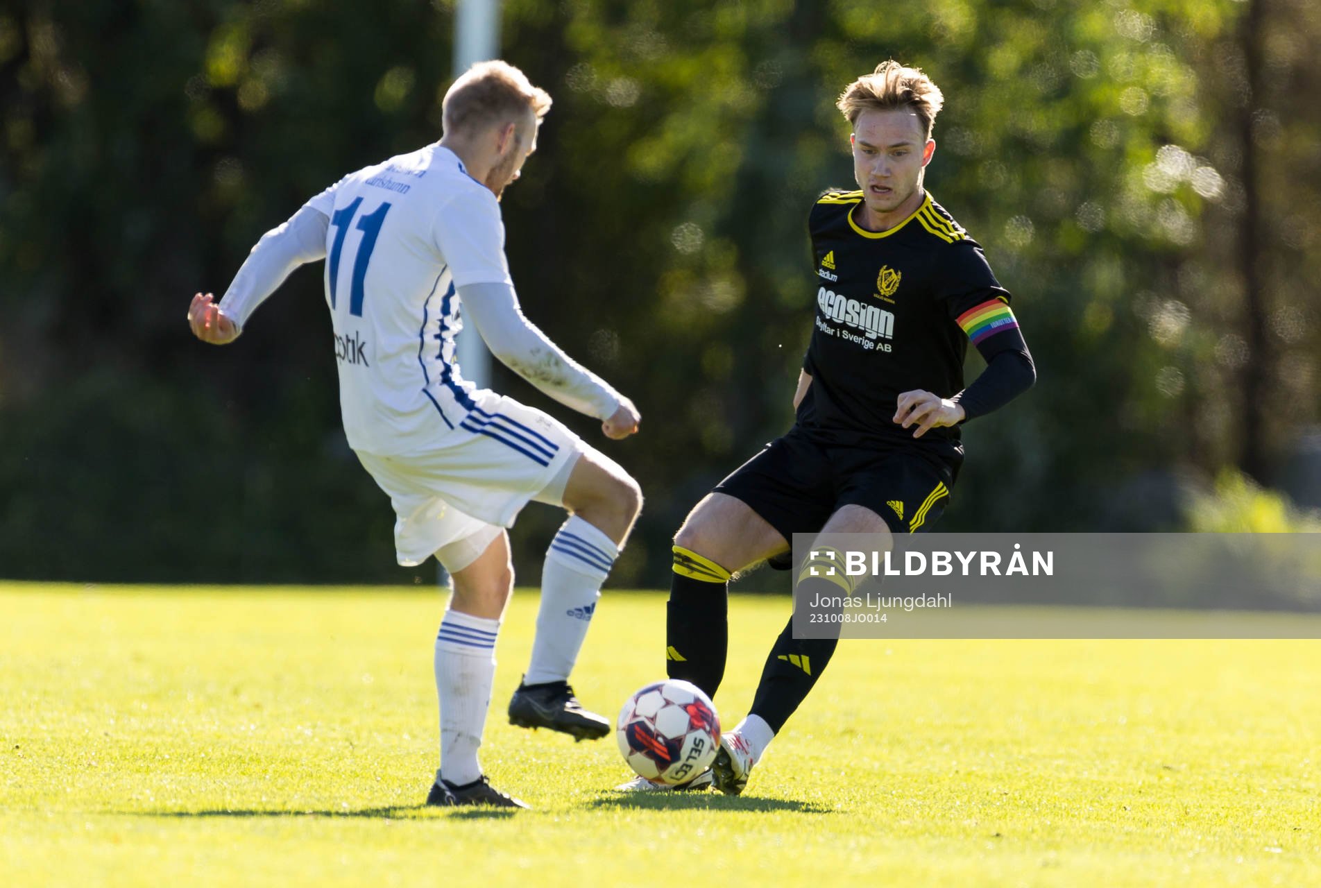 IFK Karlshamns Lukas Jönsson och Växjö Norras Pontus Svensson under fotbollsmatchen i division 3 sydöstra götaland mellan Växjö Norra och IFK Karlshamn den 8 oktober 2023 i Växjö.