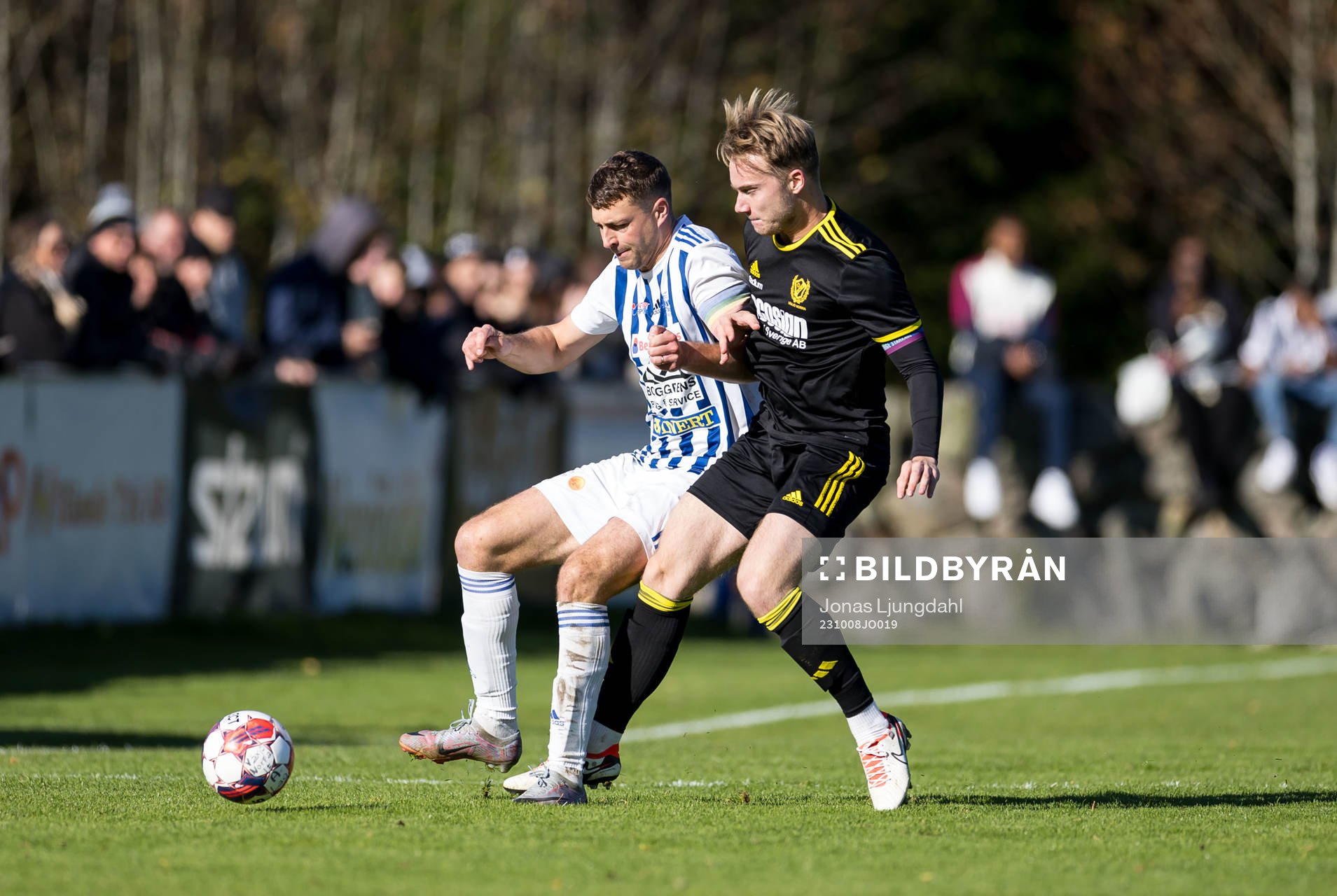 IFK Karlshamns Karl Lindqvist och Växjö Norras Pontus Svensson under fotbollsmatchen i division 3 sydöstra götaland mellan Växjö Norra och IFK Karlshamn den 8 oktober 2023 i Växjö.