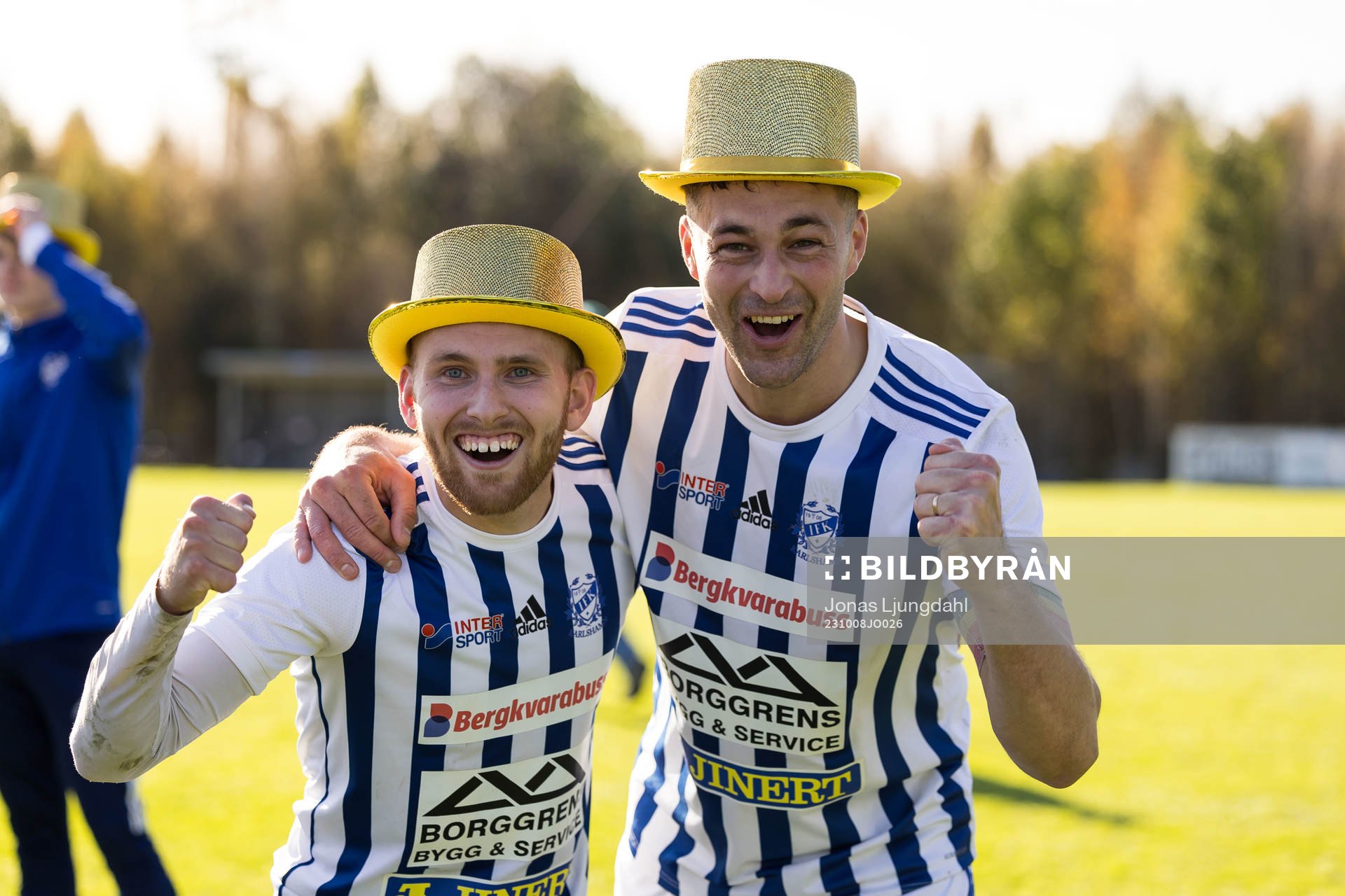 IFK Karlshamns Lukas Jönsson och Karl Lindqvist jublar efter fotbollsmatchen i division 3 sydöstra götaland mellan Växjö Norra och IFK Karlshamn den 8 oktober 2023 i Växjö. 