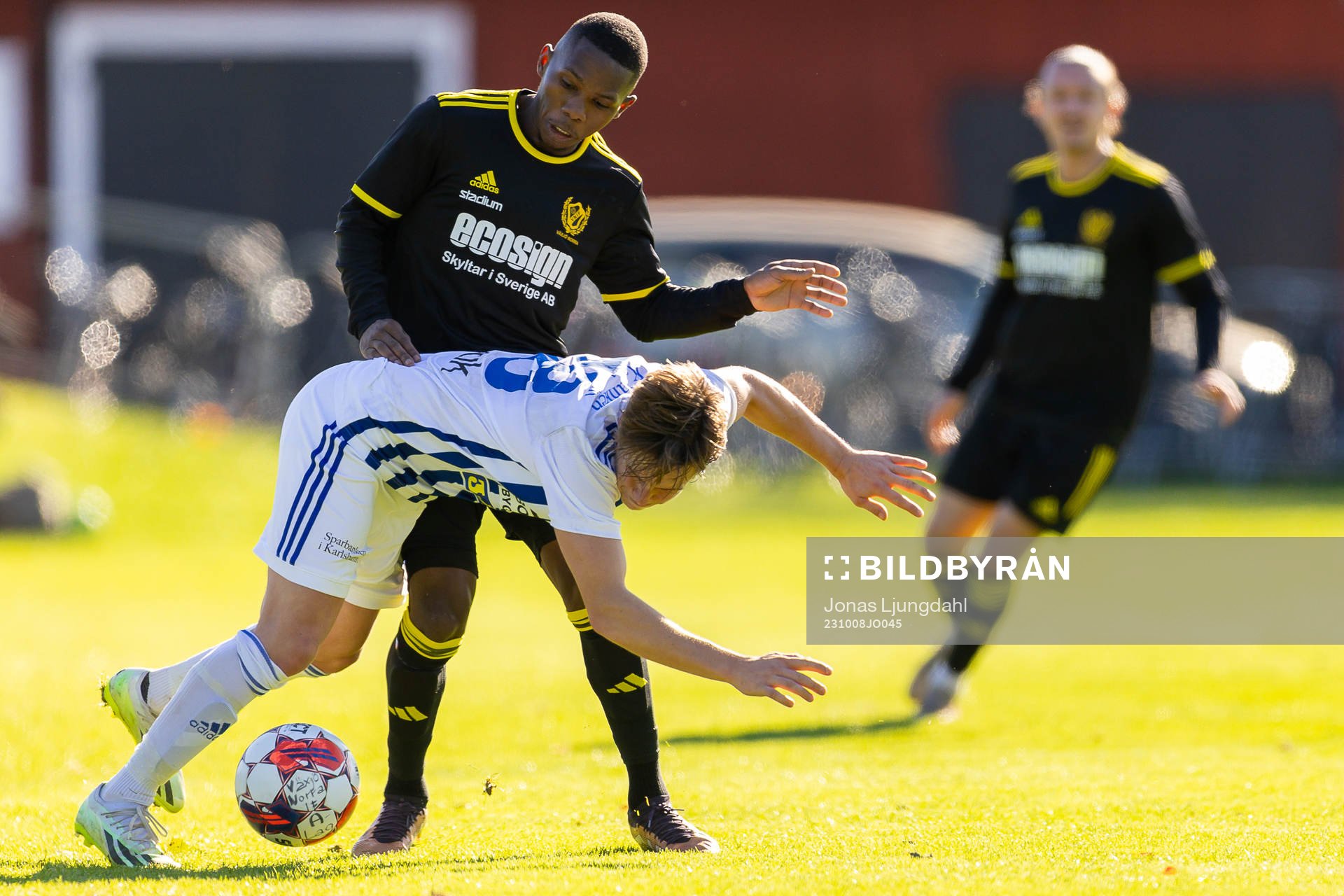 Växjö Norras Daniel Luzze och IFK Karlshamns William Månsson under fotbollsmatchen i division 3 sydöstra götaland mellan Växjö Norra och IFK Karlshamn den 8 oktober 2023 i Växjö. 