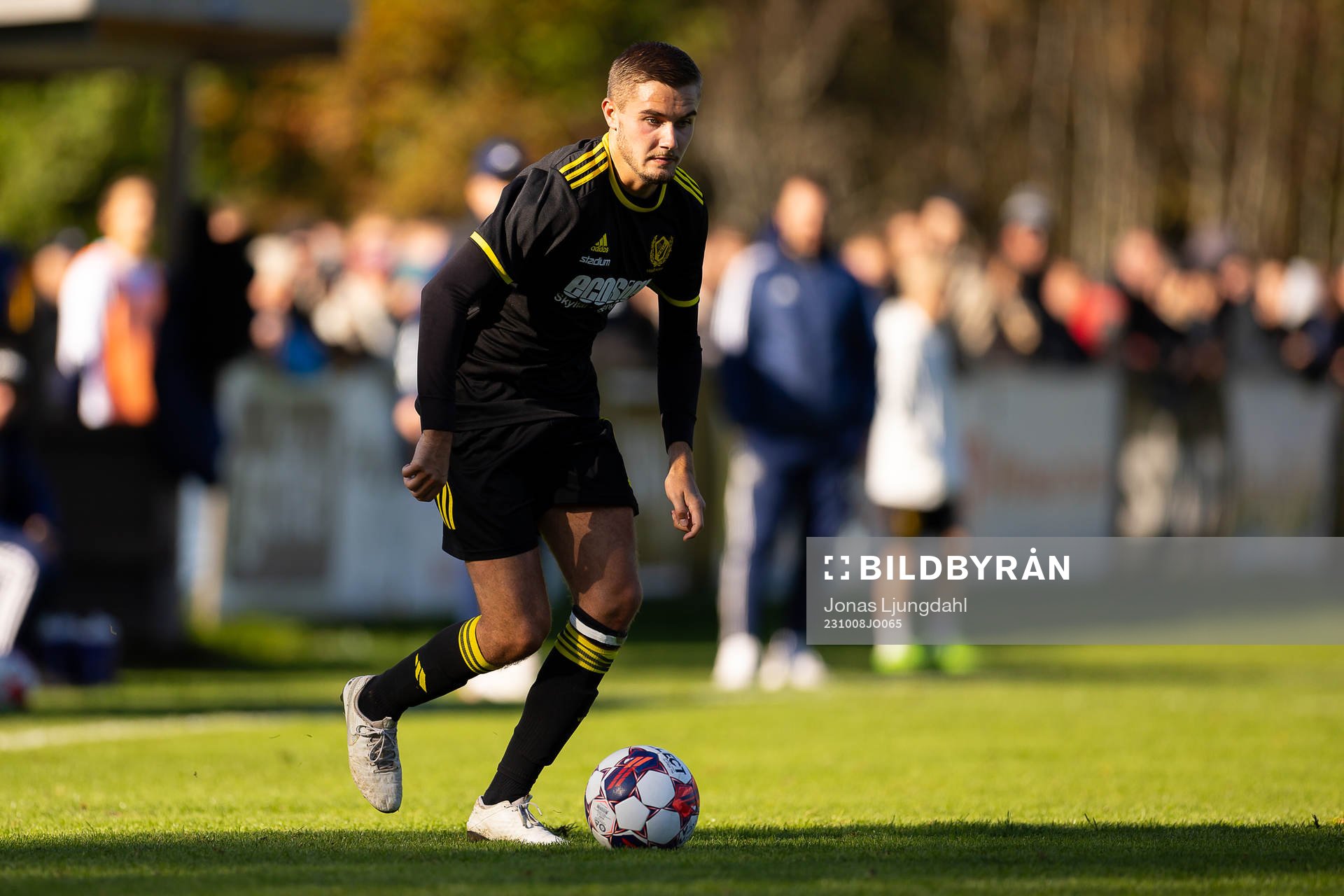 Växjö Norras Arvid Borg under fotbollsmatchen i division 3 sydöstra götaland mellan Växjö Norra och IFK Karlshamn den 8 oktober 2023 i Växjö.