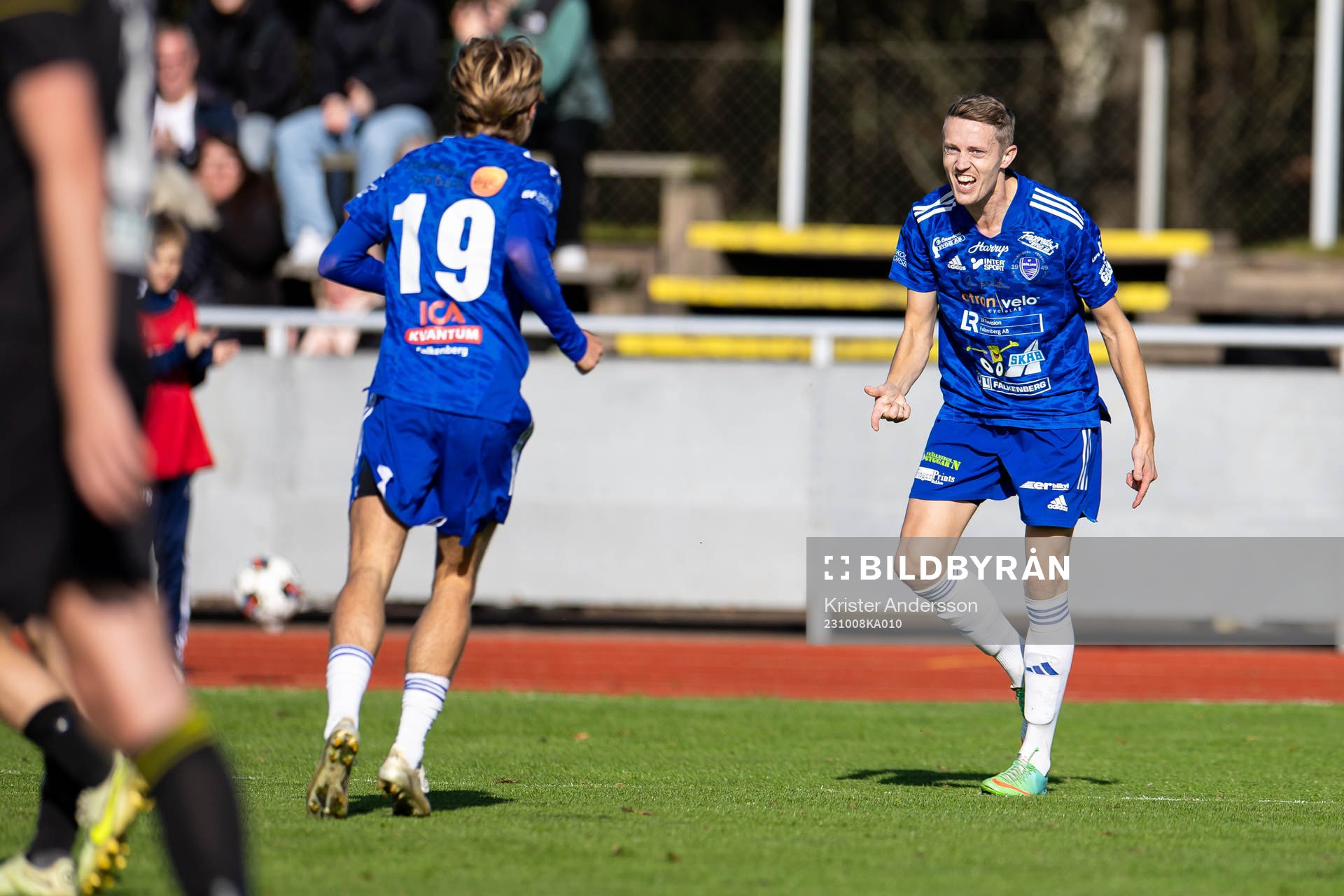 Böljan Falkenbergs David Wallnedal jublar efter 2-0 under fotbollsmatchen i div 3 Sydvästra Götaland mellan Böljan Falkenberg och Åsa den 8 oktober 2023 i Falkenberg.