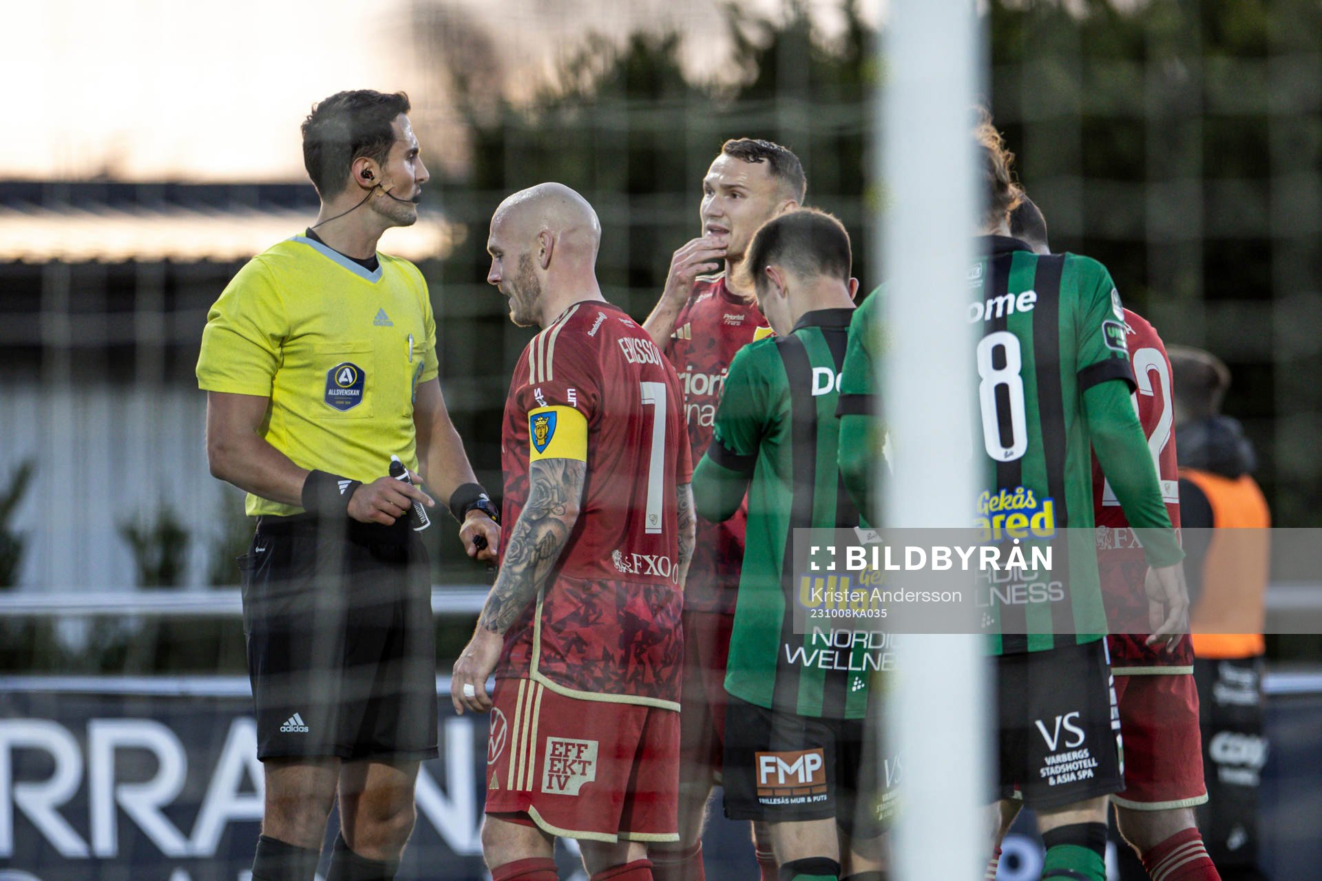 Djurgårdens Magnus Eriksson i samtal med domaren efter en situation under fotbollsmatchen i Allsvenskan mellan Varberg och Djurgården den 8 oktober 2023 i Varberg.