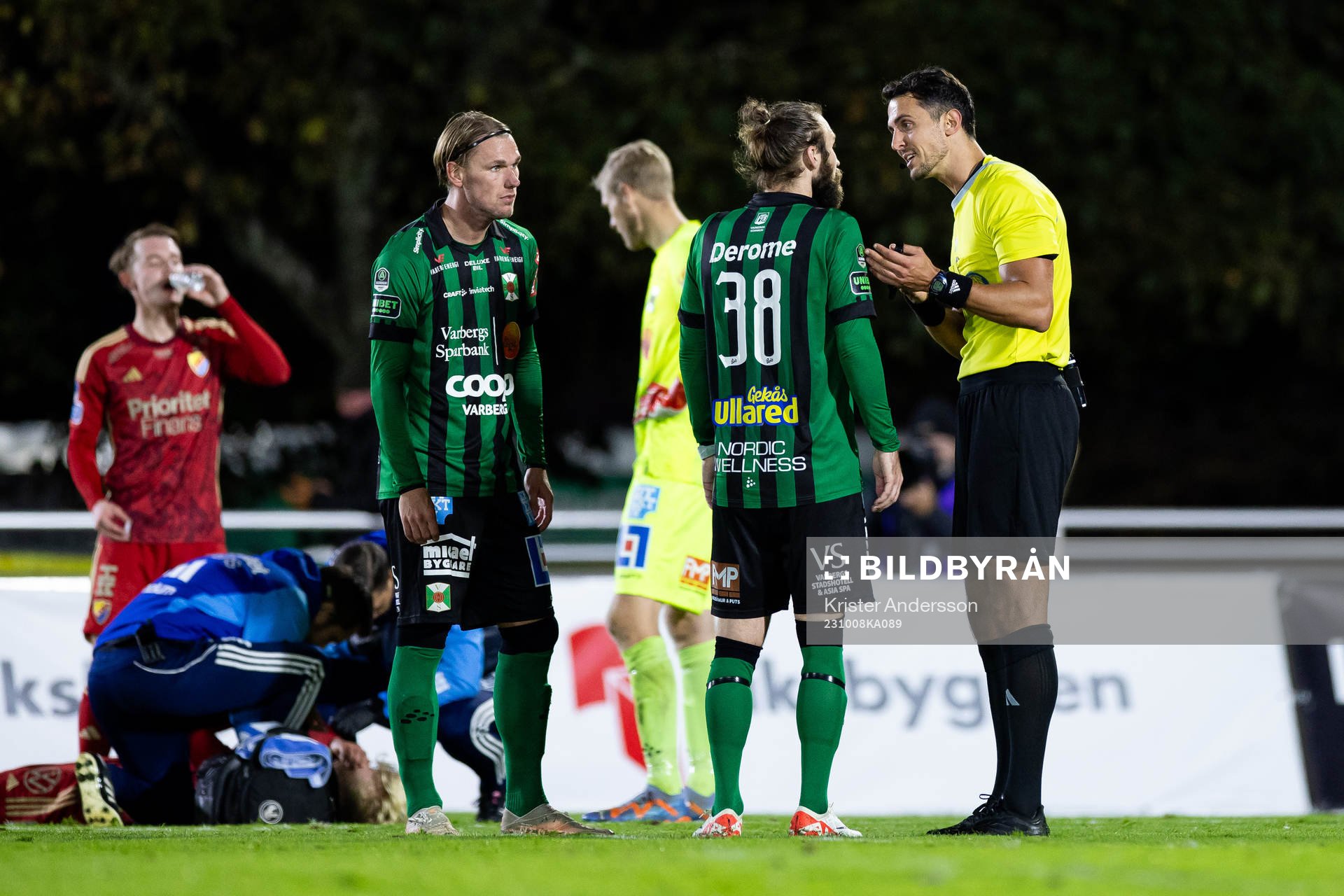 Domare Adi Aganovic med Varbergs Hampus Zackrisson och