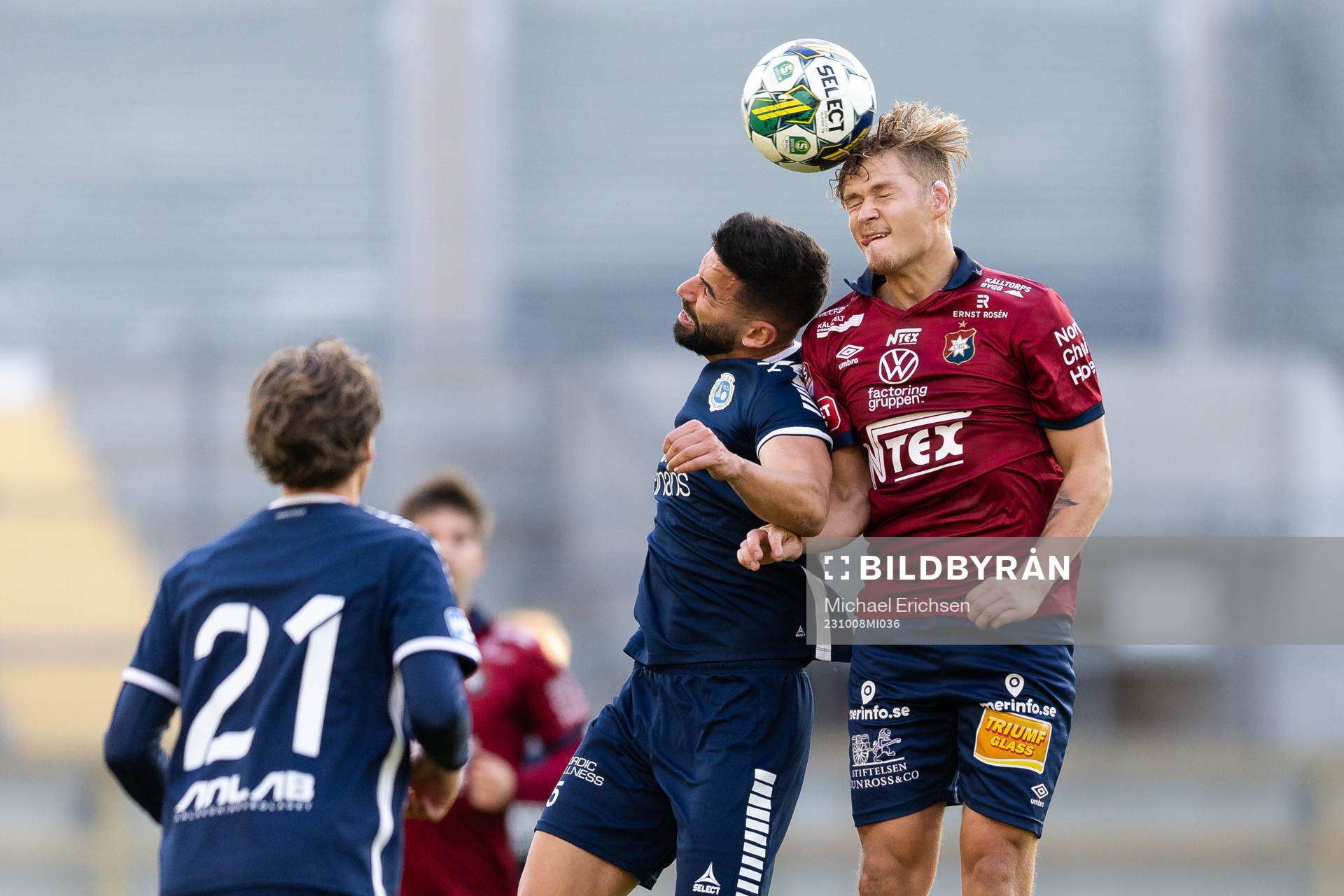 Utsiktens Paulo Marcelo Souza Alves och Örgrytes Kevin Holmén under fotbollsmatchen i Superettan mellan Örgryte och Utsikten den 8 oktober 2023 i Göteborg.