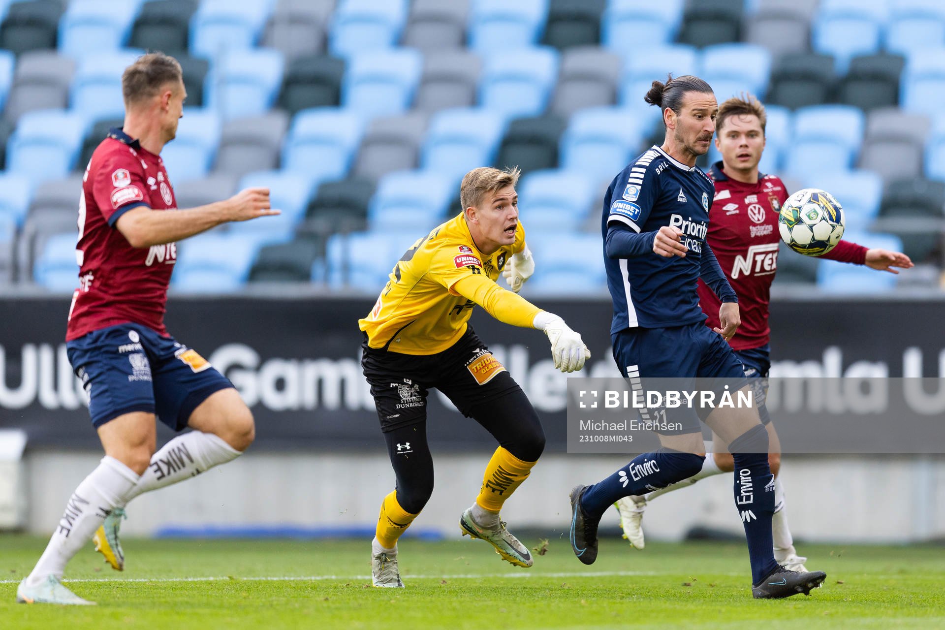 Utsiktens Edin Hamidovic mot Örgrytes målvakt Mathias