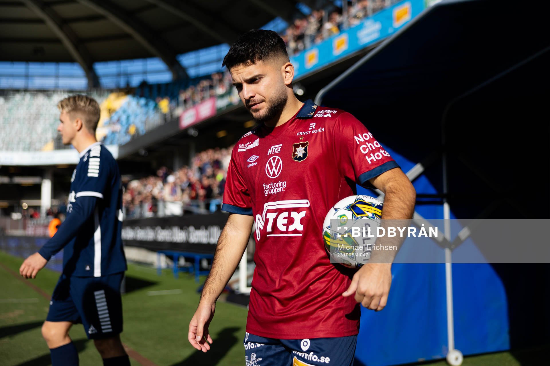 Örgrytes Edi Sylisufaj innan fotbollsmatchen i Superettan