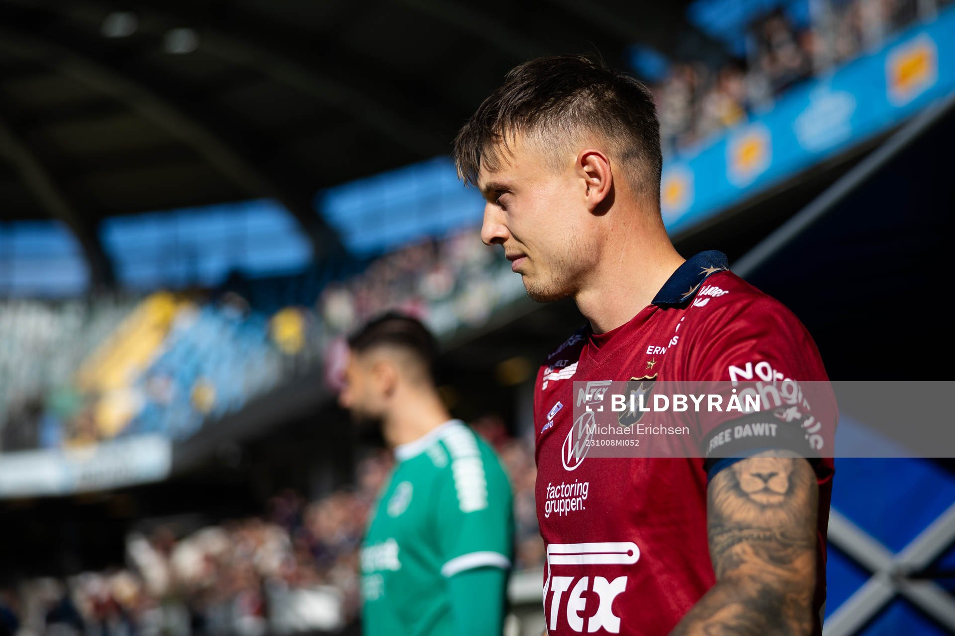 Örgrytes Marcus Haglind Sangre innan fotbollsmatchen i