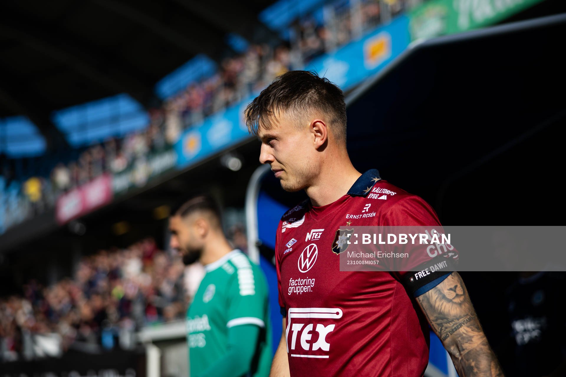Örgrytes Marcus Haglind Sangre innan fotbollsmatchen i