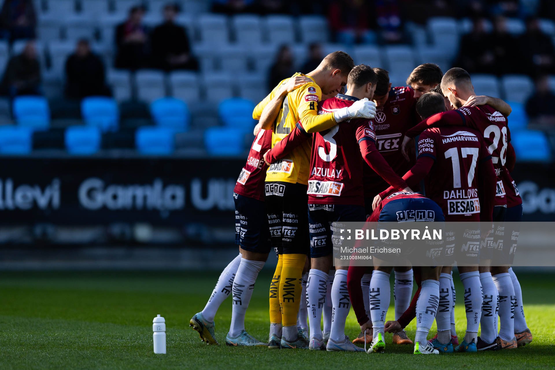 Örgrytes spelare samlade innan fotbollsmatchen i Superettan mellan Örgryte och Utsikten den 8 oktober 2023 i Göteborg. 