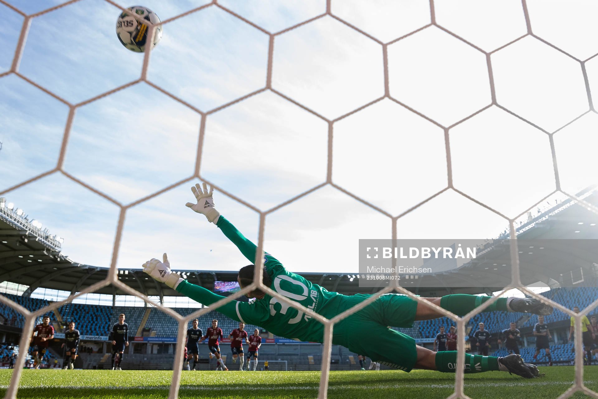 Örgrytes Jonathan Azulay skjuter 2-0 på straff i mål