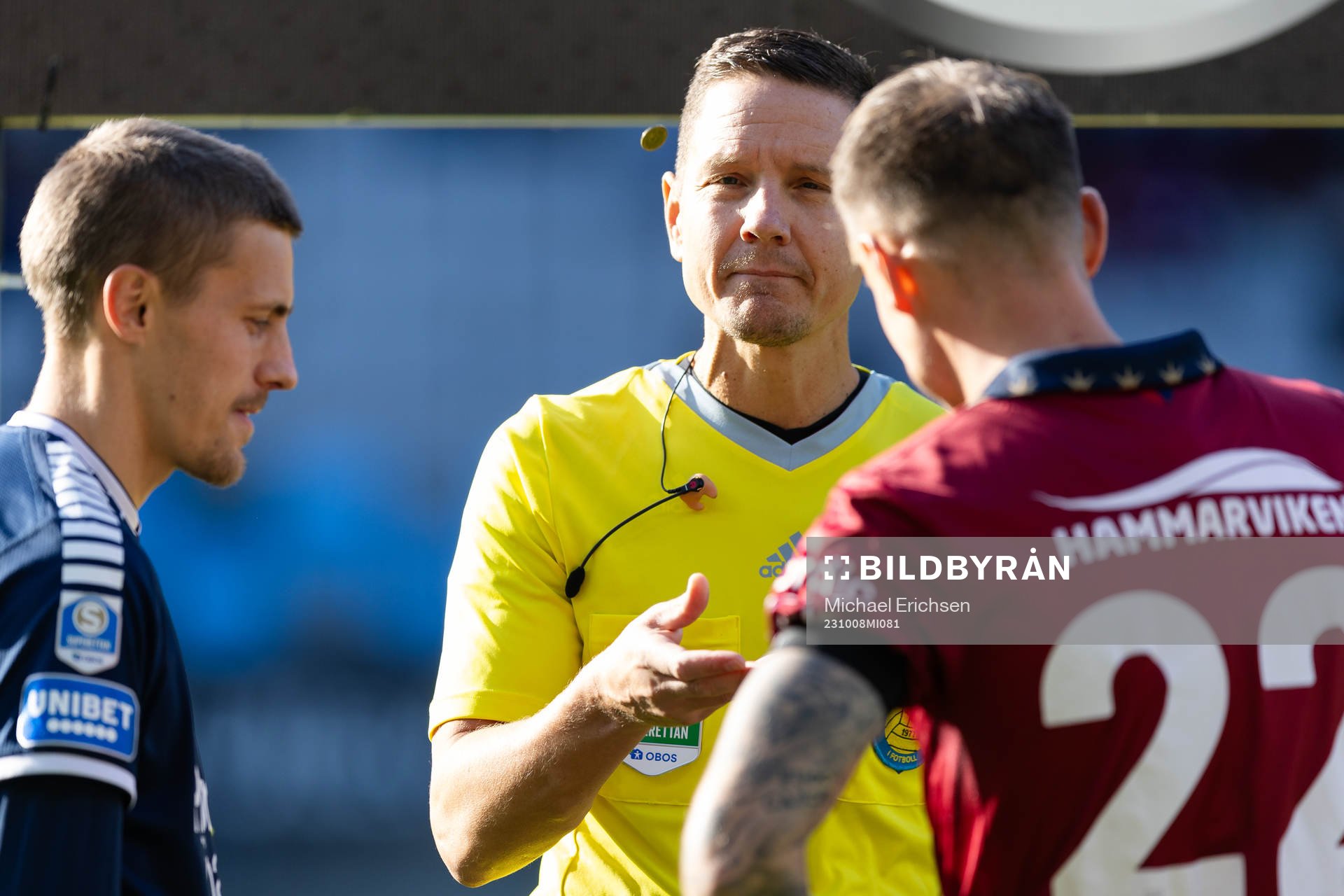Domare Martin Strömbergsson singlar slant mellan Utsiktens Erik Westermark och Örgrytes Marcus Haglind Sangre under fotbollsmatchen i Superettan mellan Örgryte och Utsikten den 8 oktober 2023 i Göteborg. 