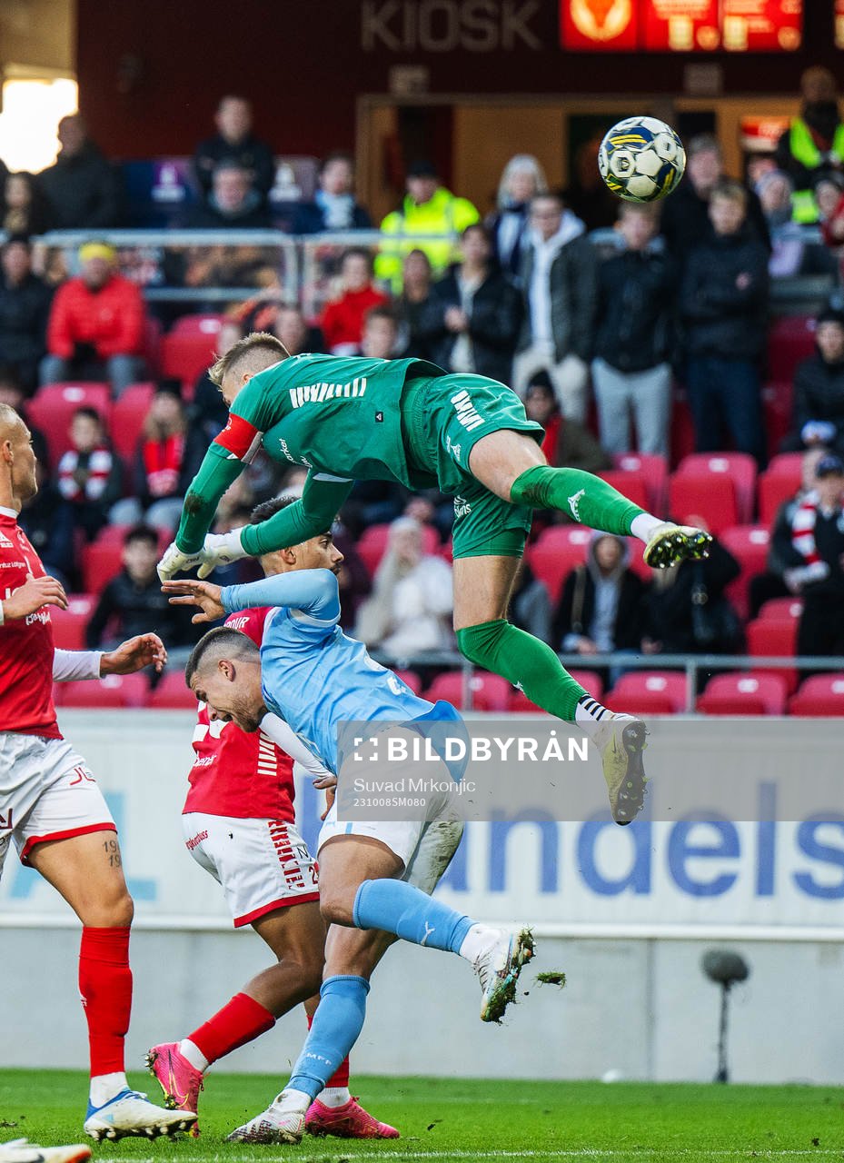 Malmö FFs Gabriel Busanello och Kalmars målvakt Ricardo