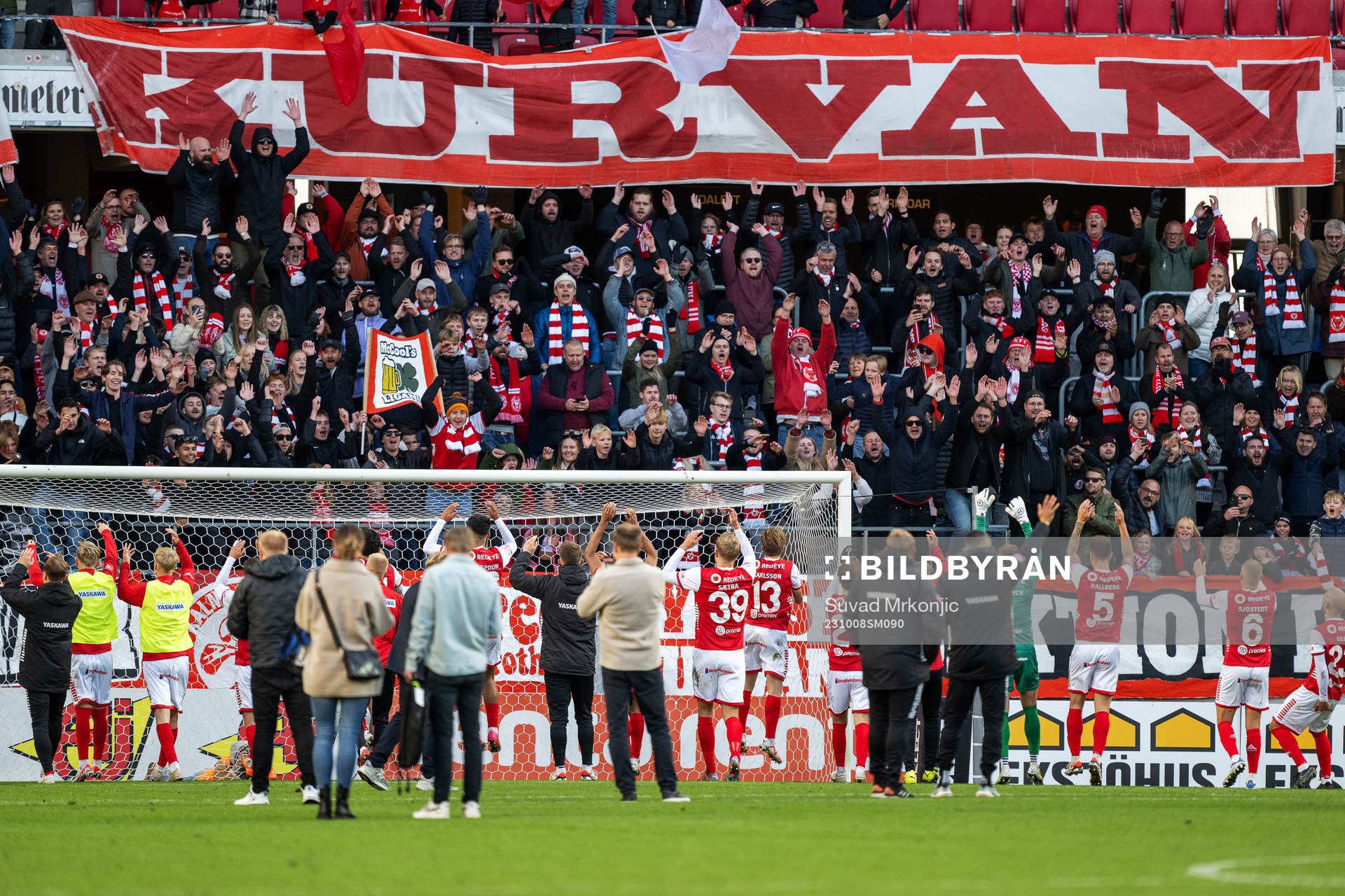 Kalmars spelare jublar efter fotbollsmatchen i Allsvenskan mellan Kalmar och Malmö FF den 8 oktober 2023 i Kalmar. 