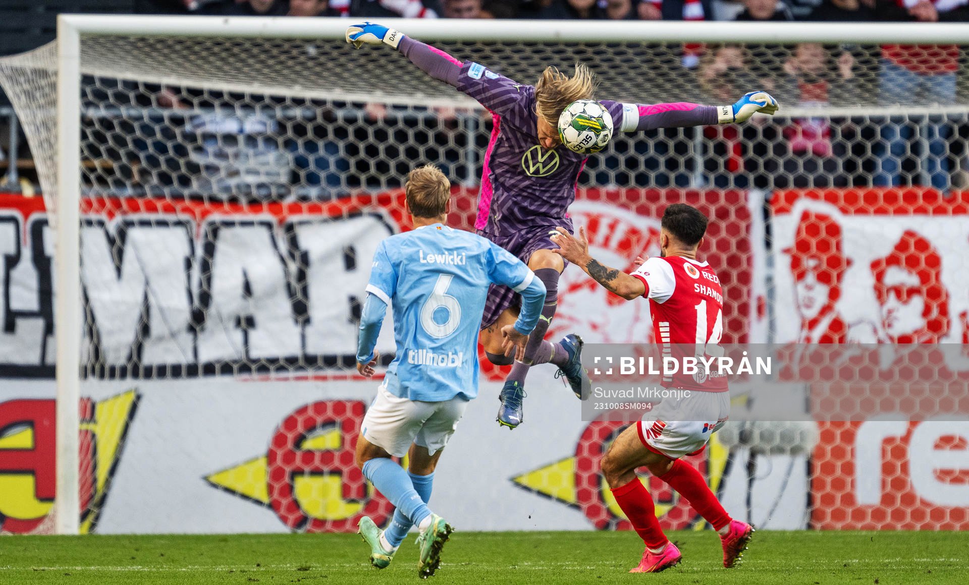 Malmö FFs Oscar Lewicki och målvakt Johan Dahlin samt