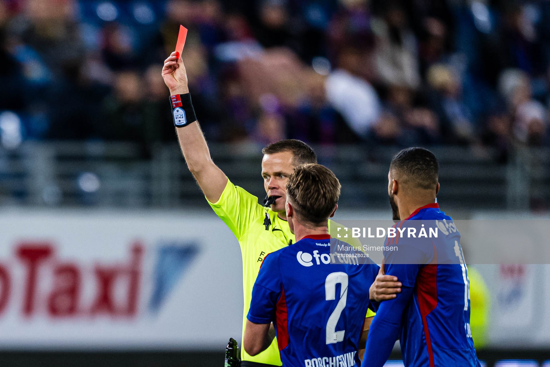 Sigurd Smehus Kringstad, referee, gives Simen Kristiansen