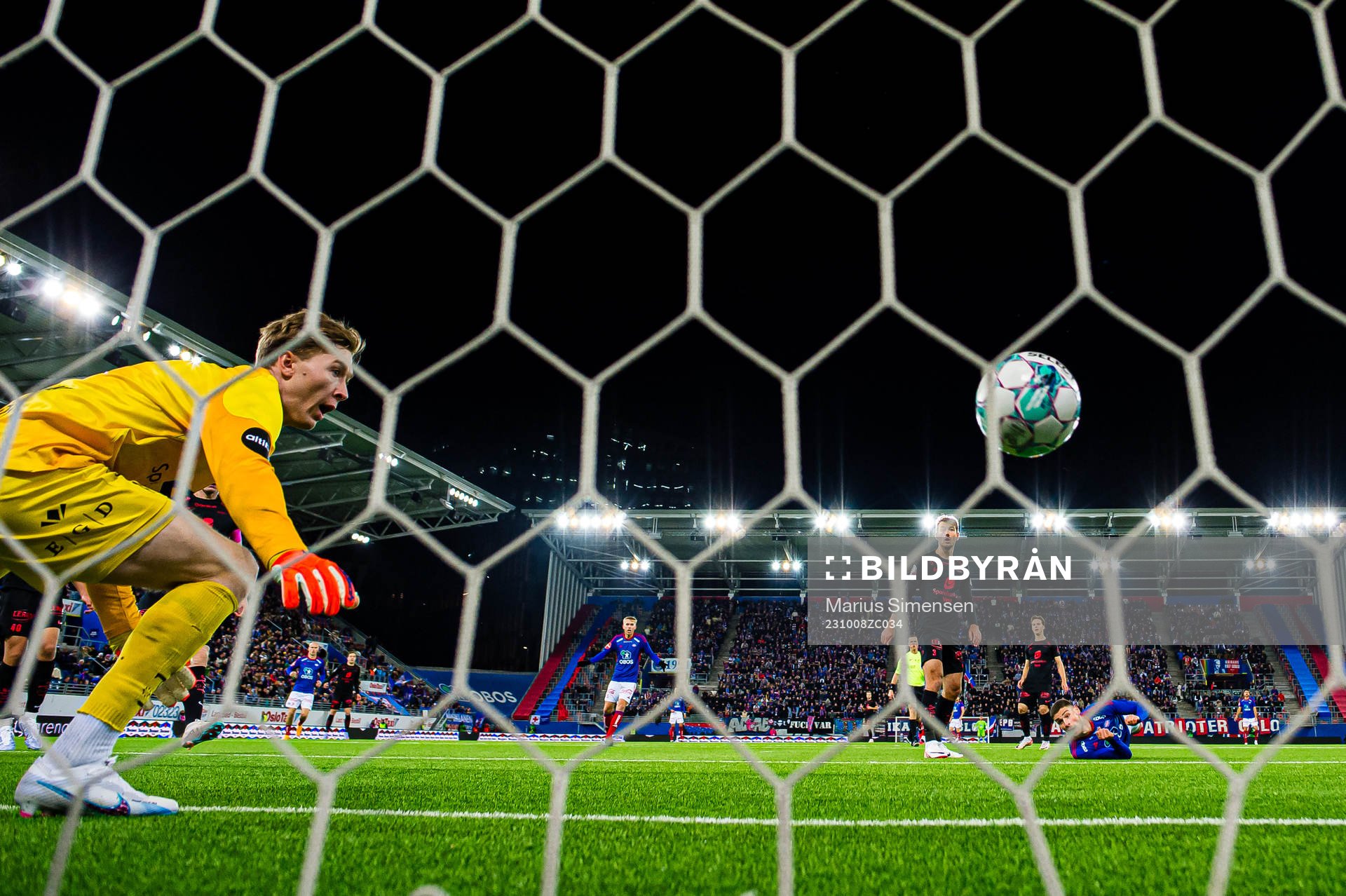 Andrej Ilic of Vålerenga scores the 1-0 goal behind