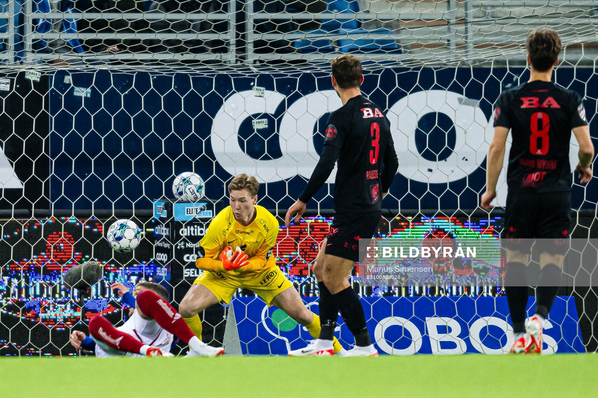 Andrej Ilic of Vålerenga scores the 1-0 goal behind