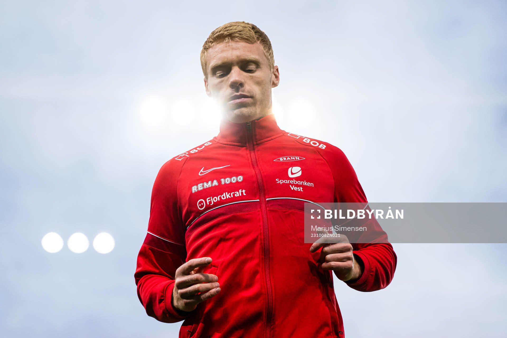 Sivert Heltne Nilsen of Brann warms up