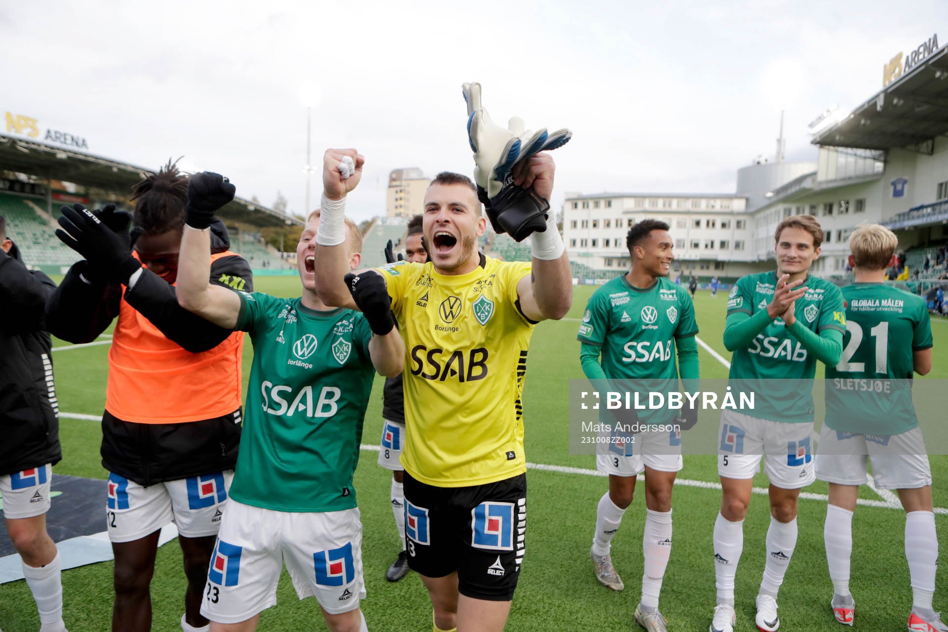 Brages målvakt Andre Bernardini jublar