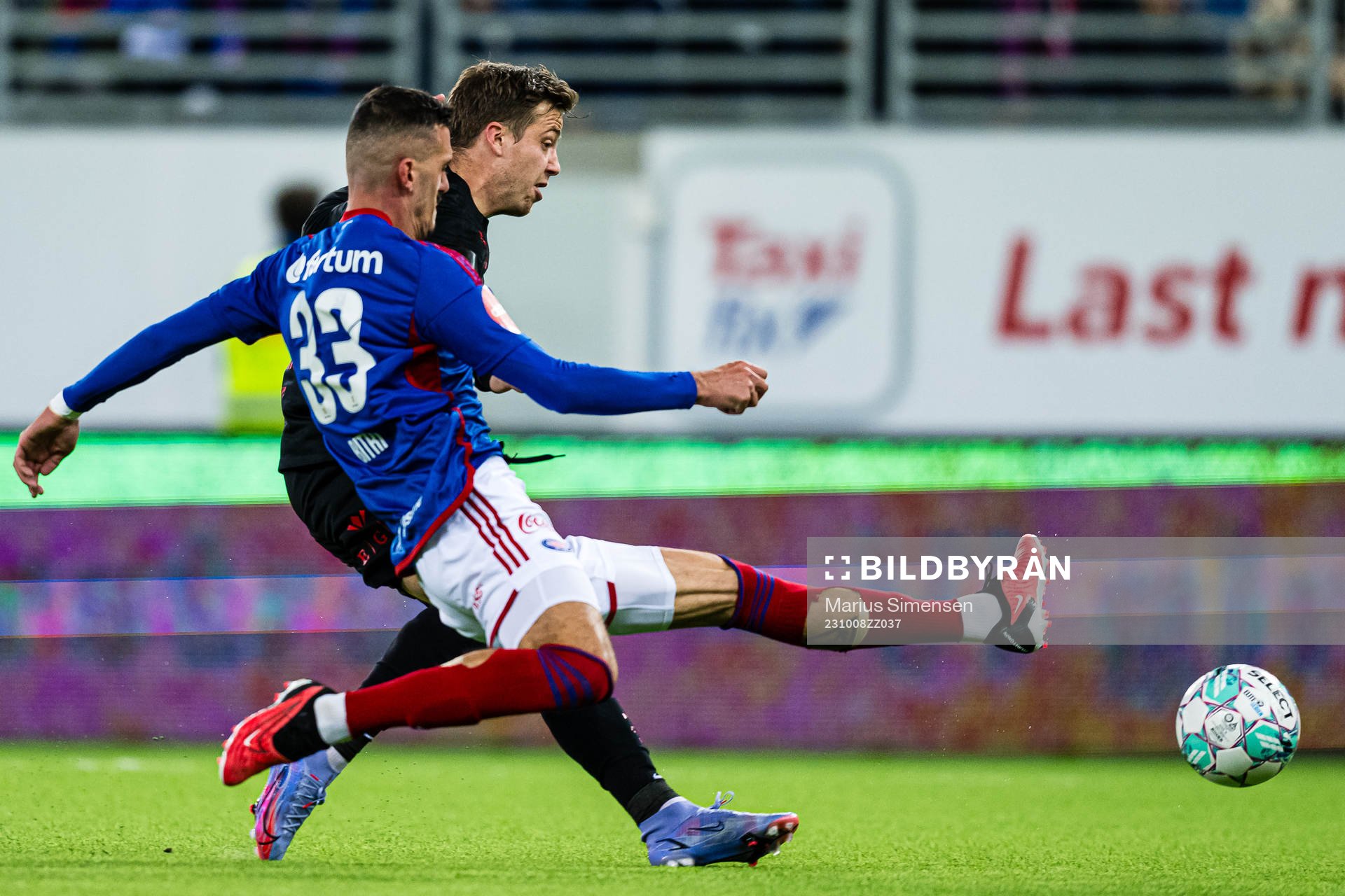 Frederik Børsting of Brann scores the 1-1 goal
