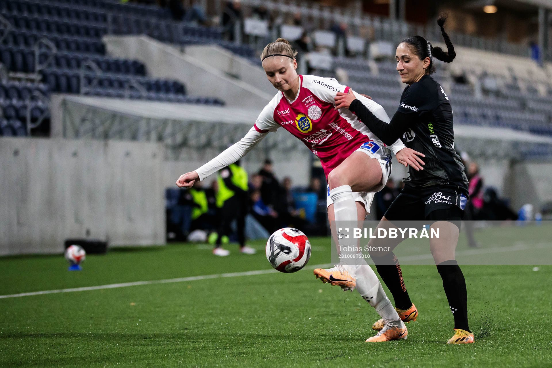 IK Uppsalas Julia Ragnarsson och Växjö DFFs Nesrin Akgun