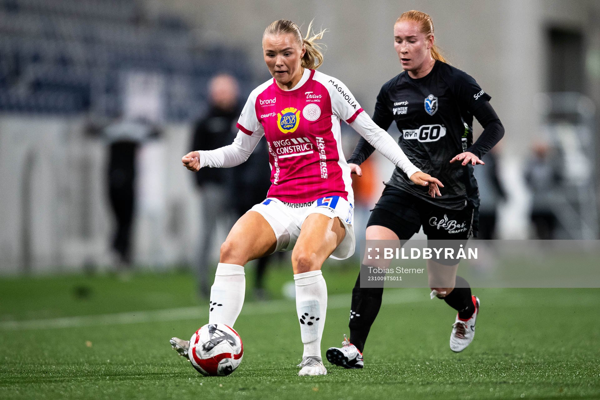 IK Uppsalas Louise Hvarfner och Växjö DFFs Tilde Johansson