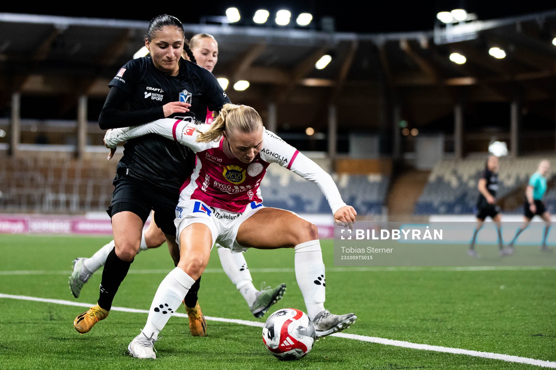 Växjö DFFs Nesrin Akgun och IK Uppsalas Louise Hvarfner