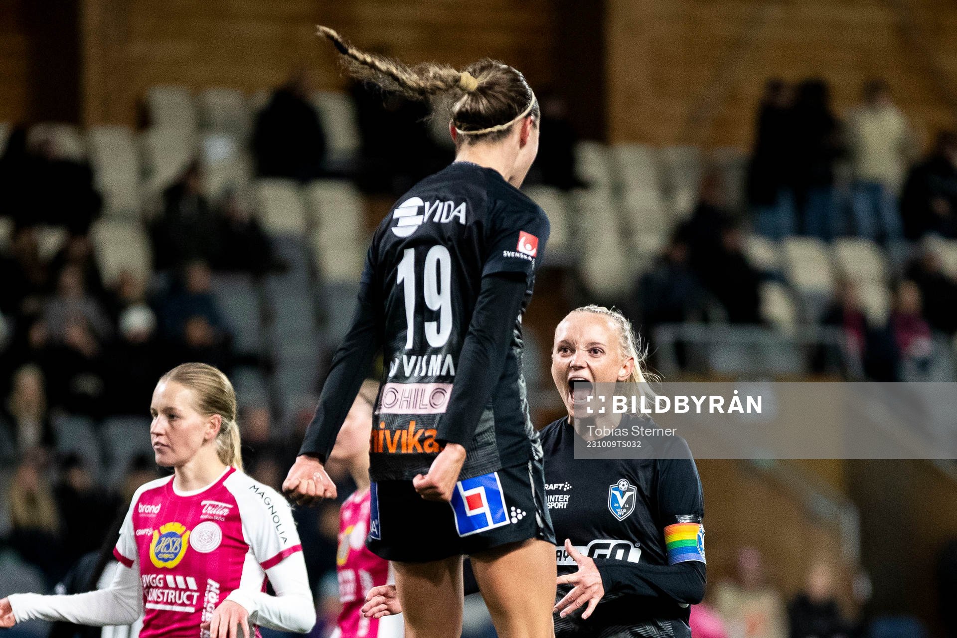 Växjö DFFs Larkin Russel och Emma Pennsäter jublar