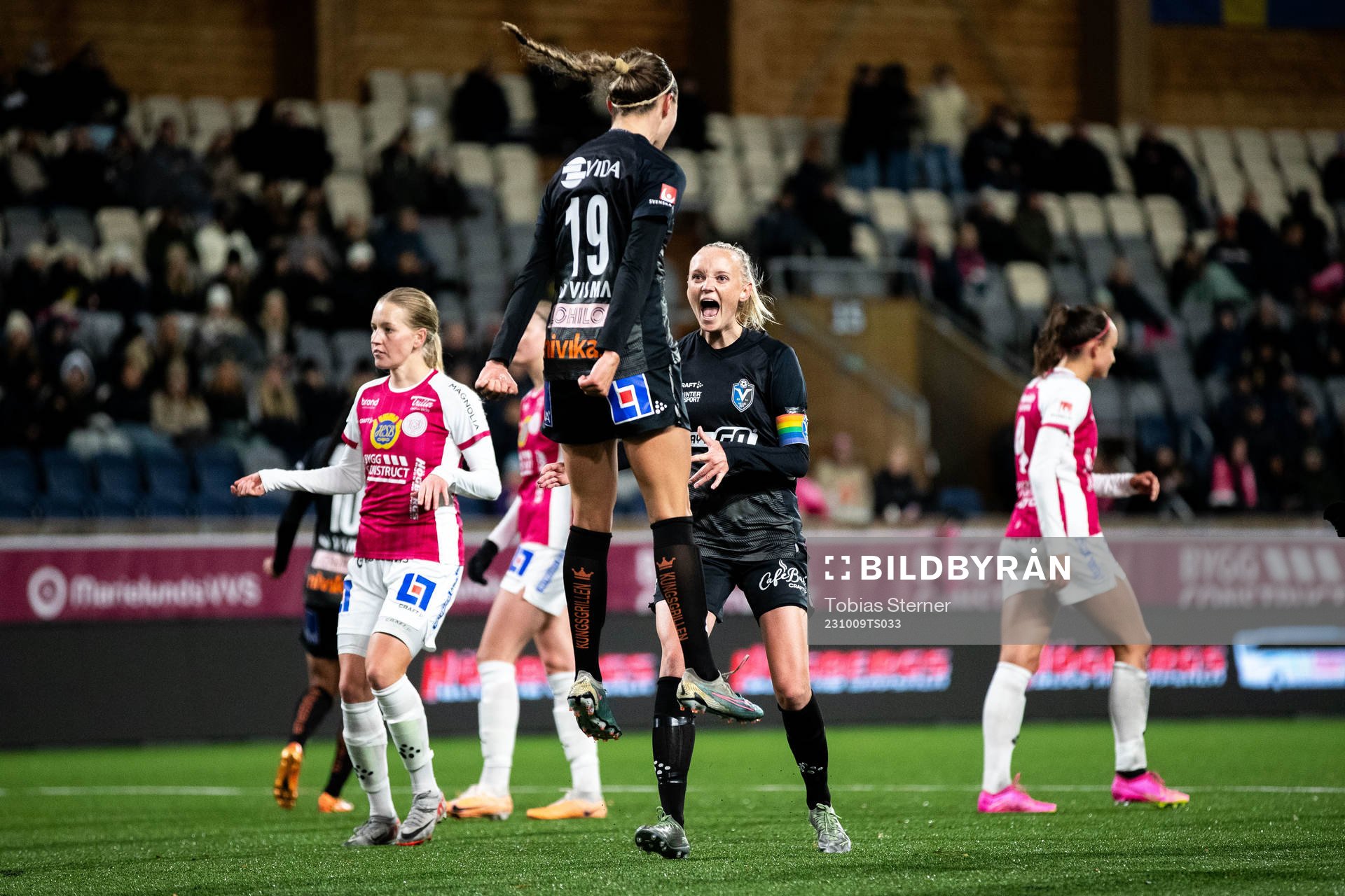 Växjö DFFs Larkin Russel och Emma Pennsäter jublar efter 1-2 under fotbollsmatchen i Damallsvenskan mellan IK Uppsala och Växjö DFF den 9 oktober 2023 i Uppsala.