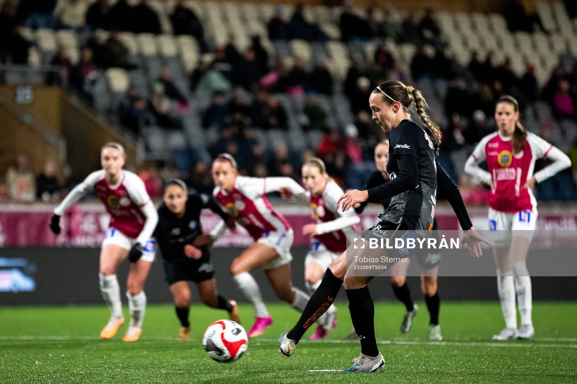 Växjö DFFs Larkin Russel gör 1-2 på straff