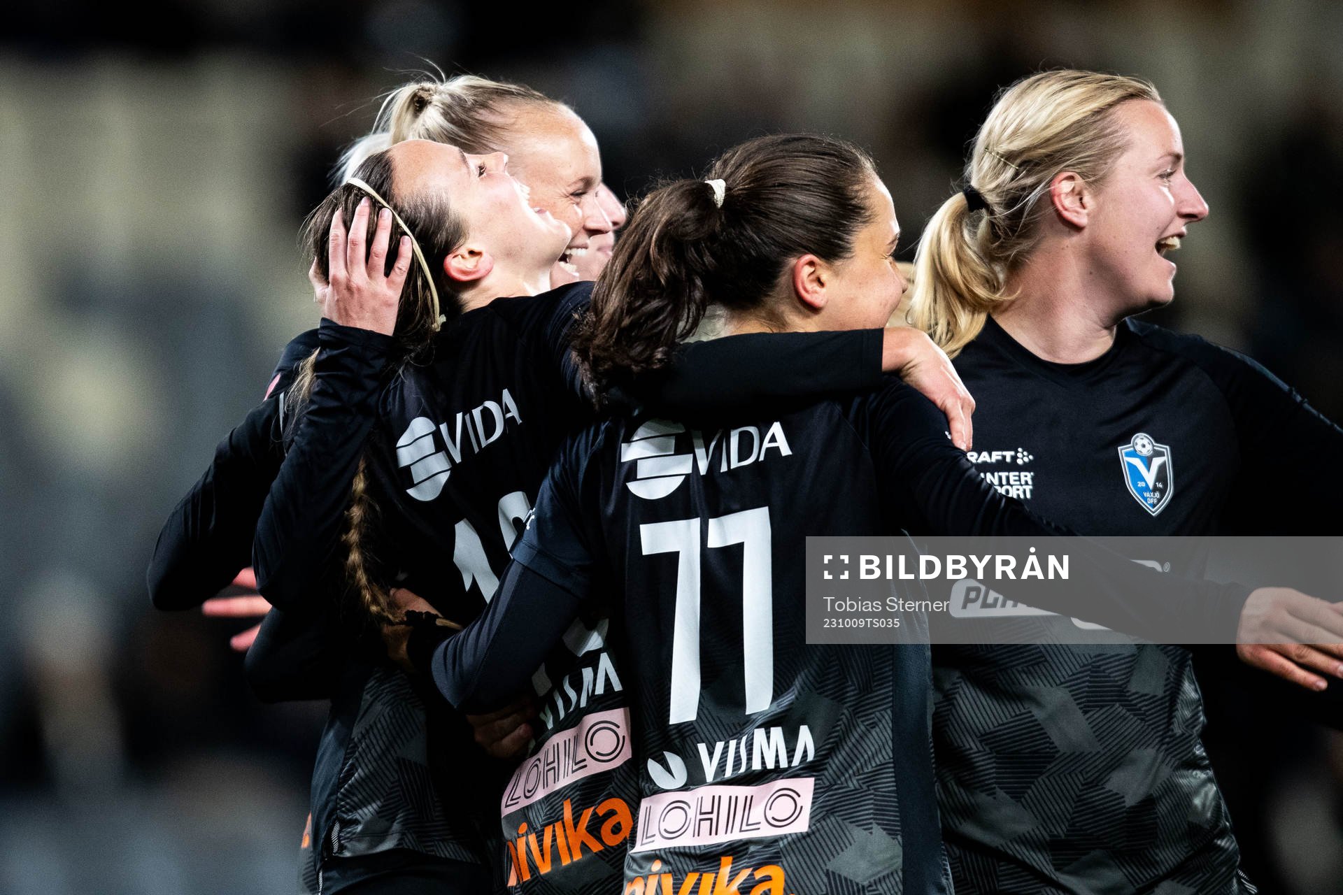 Växjö DFFs Larkin Russel jublar med lagkamrater