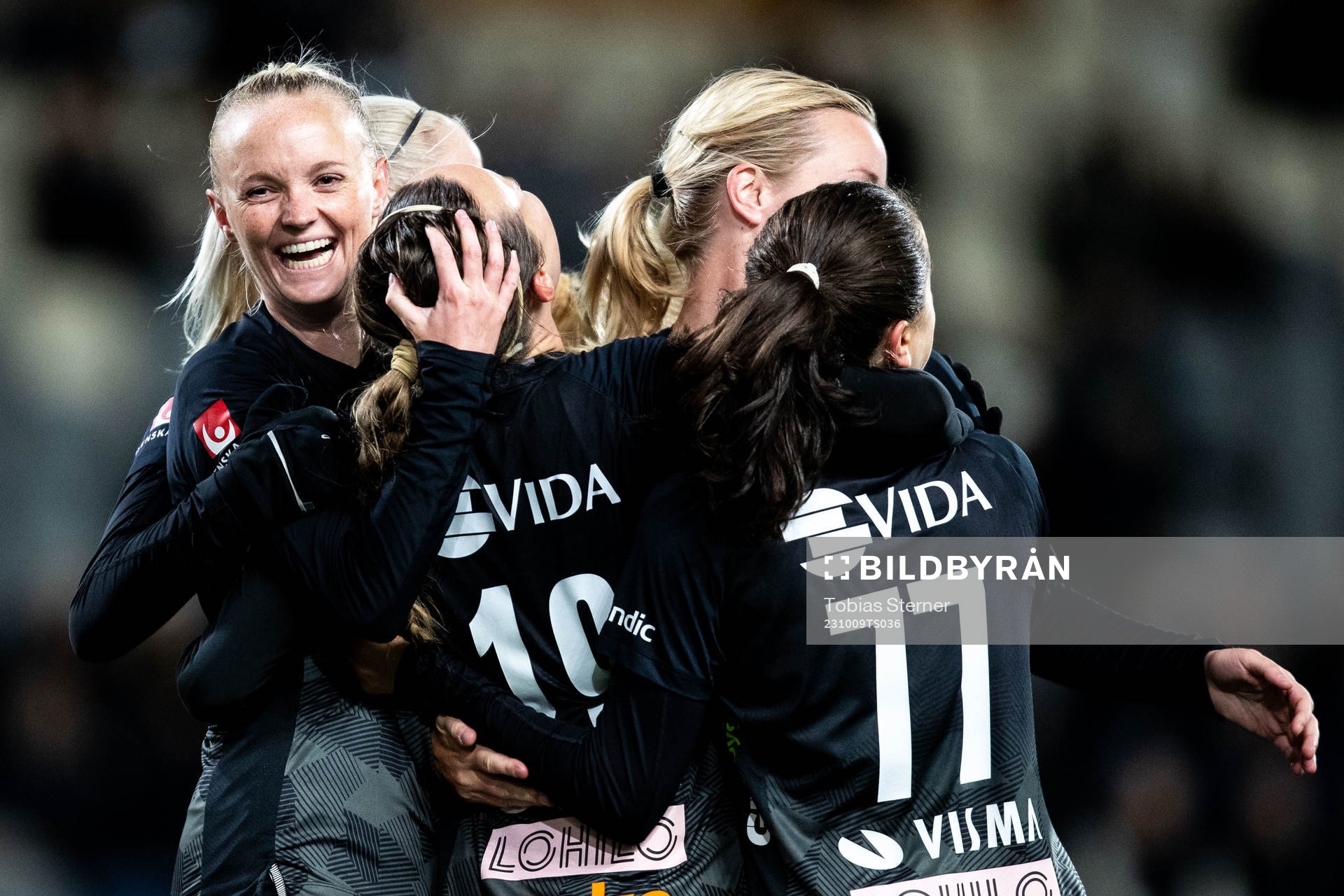 Växjö DFFs Emma Pennsäter och Larkin Russel jublar med lagkamrater efter 1-2  under fotbollsmatchen i Damallsvenskan mellan IK Uppsala och Växjö DFF den 9 oktober 2023 i Uppsala. 