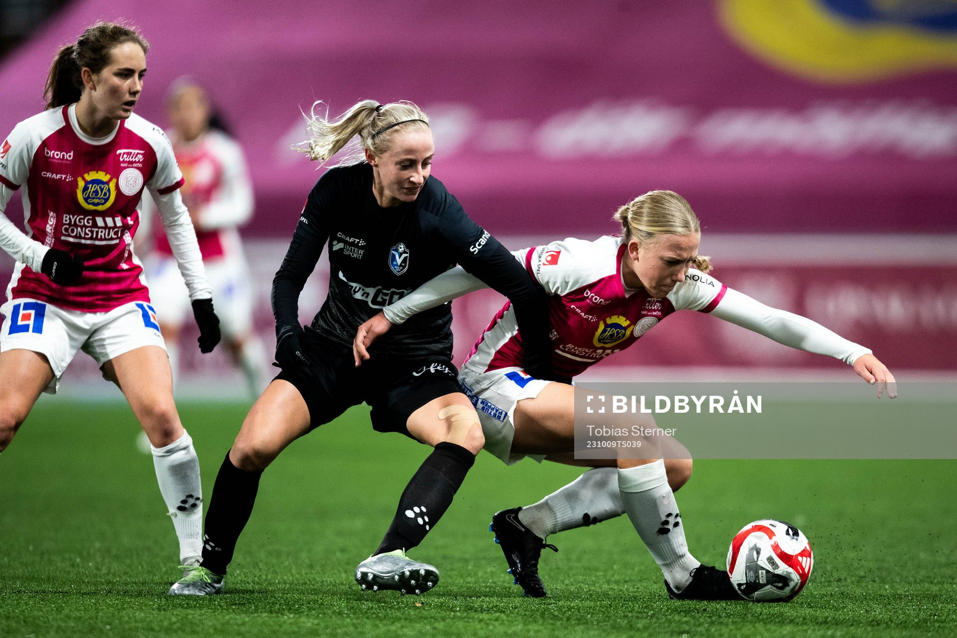 Växjö DFFs Hanna Stokki och IK Uppsalas Elin Rombing