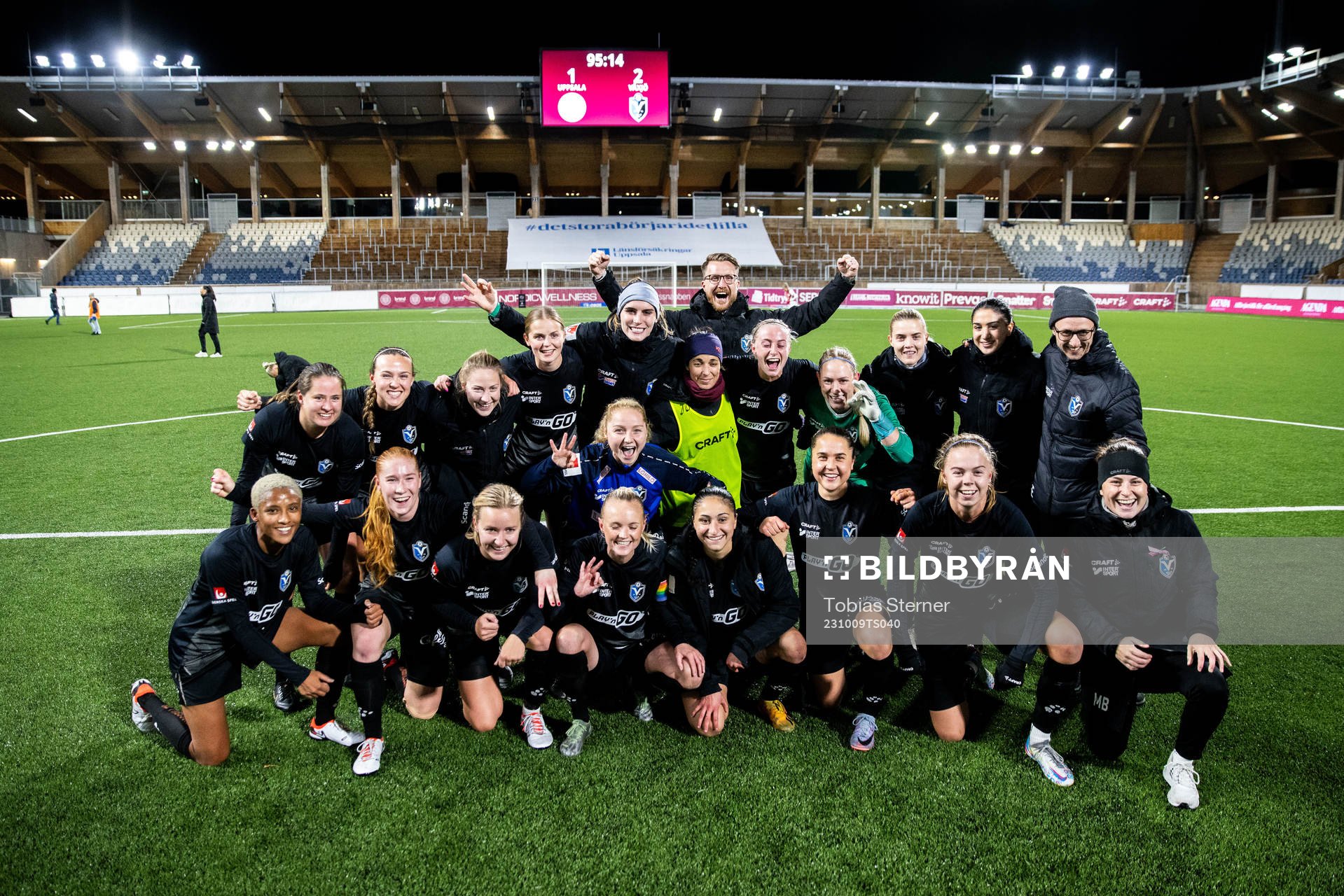Växjö DFFs spelare jublar