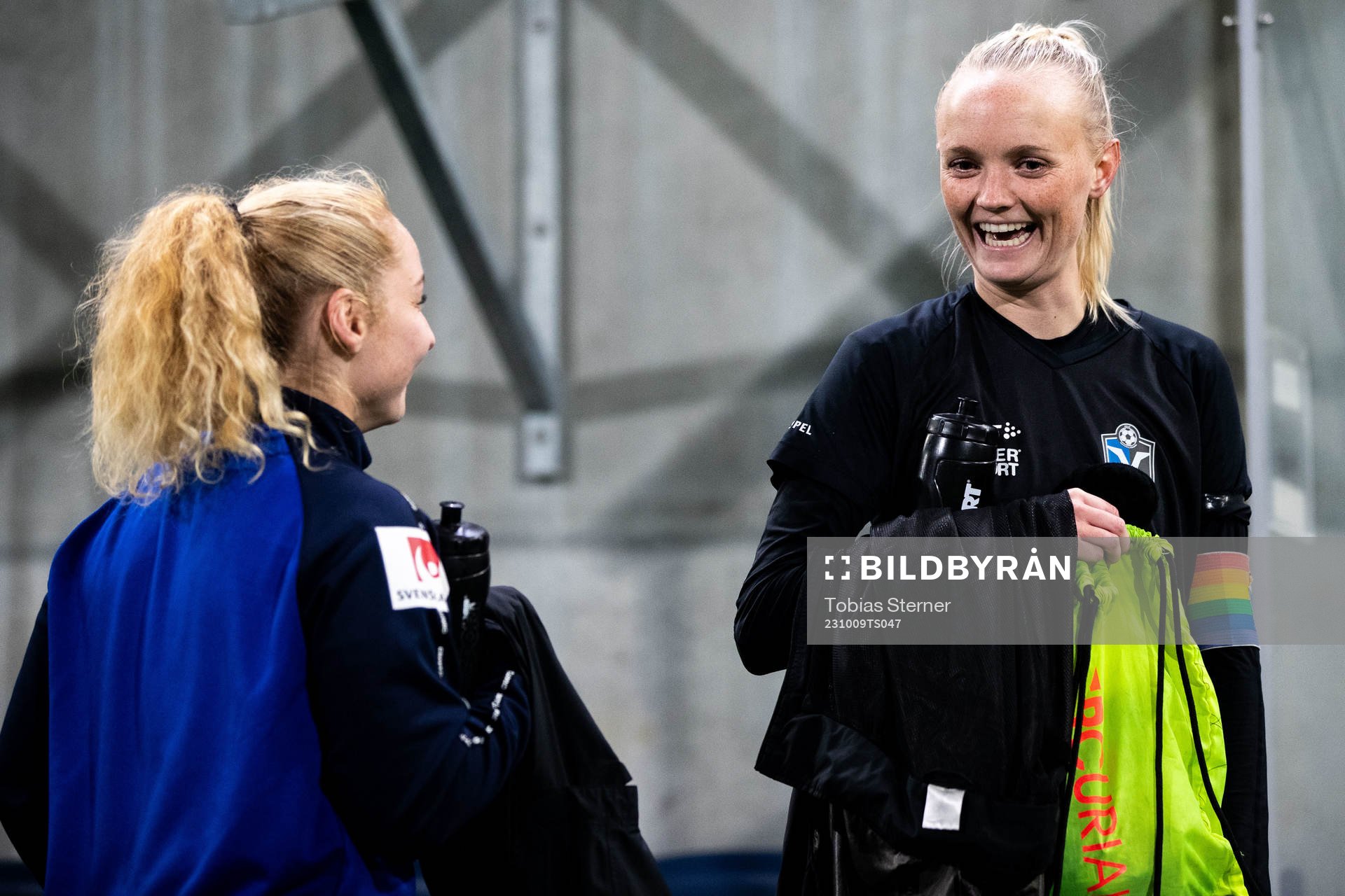 Växjö DFFs Sophia Redenstrand och Emma Pennsäter jublar efter fotbollsmatchen i Damallsvenskan mellan IK Uppsala och Växjö DFF den 9 oktober 2023 i Uppsala.