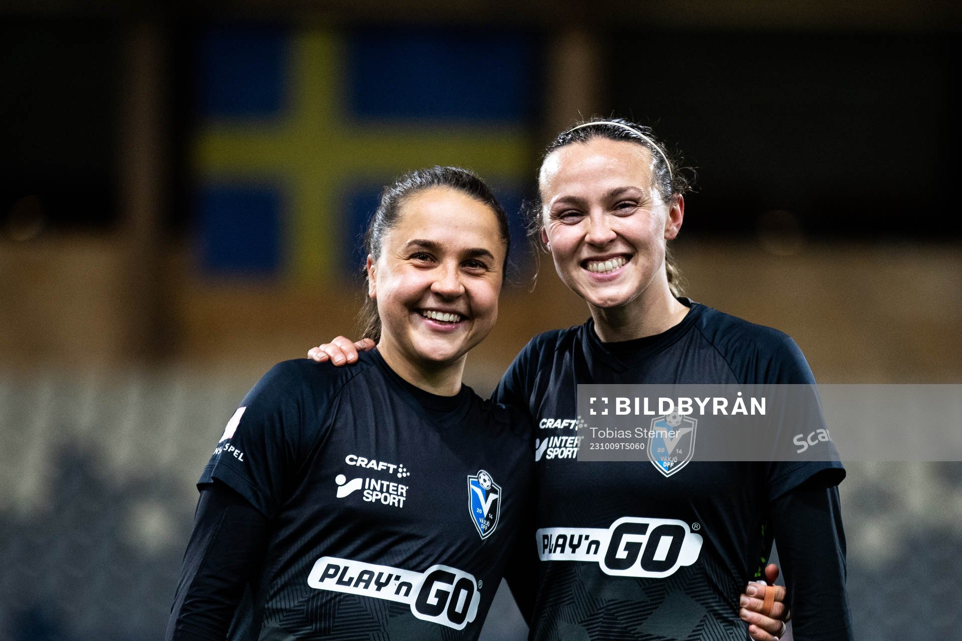 Växjö DFFs Heidi Elisabeth Ellingsen och Larkin Russel jublar efter fotbollsmatchen i Damallsvenskan mellan IK Uppsala och Växjö DFF den 9 oktober 2023 i Uppsala.