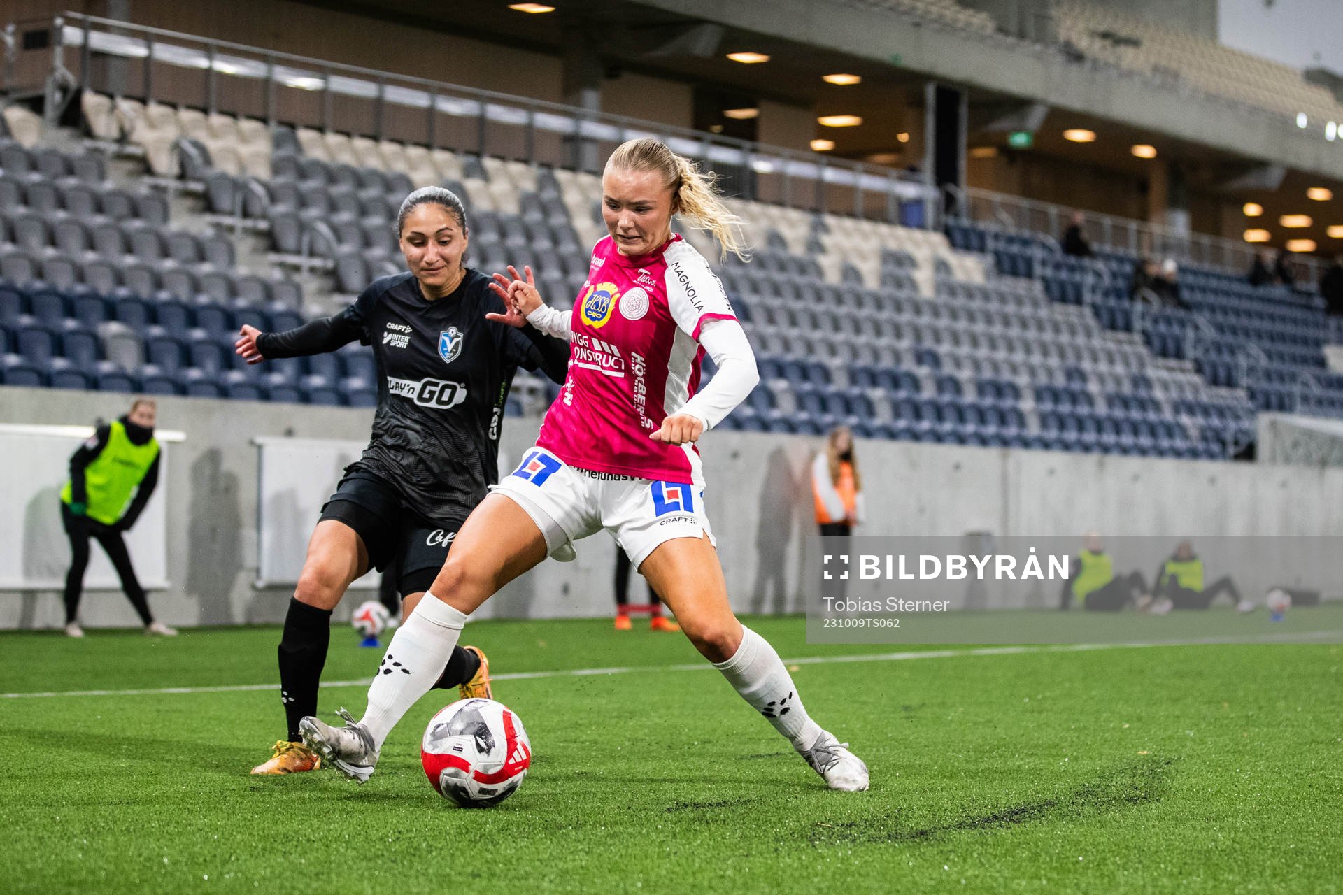 Växjö DFFs Nesrin Akgun och IK Uppsalas Louise Hvarfner