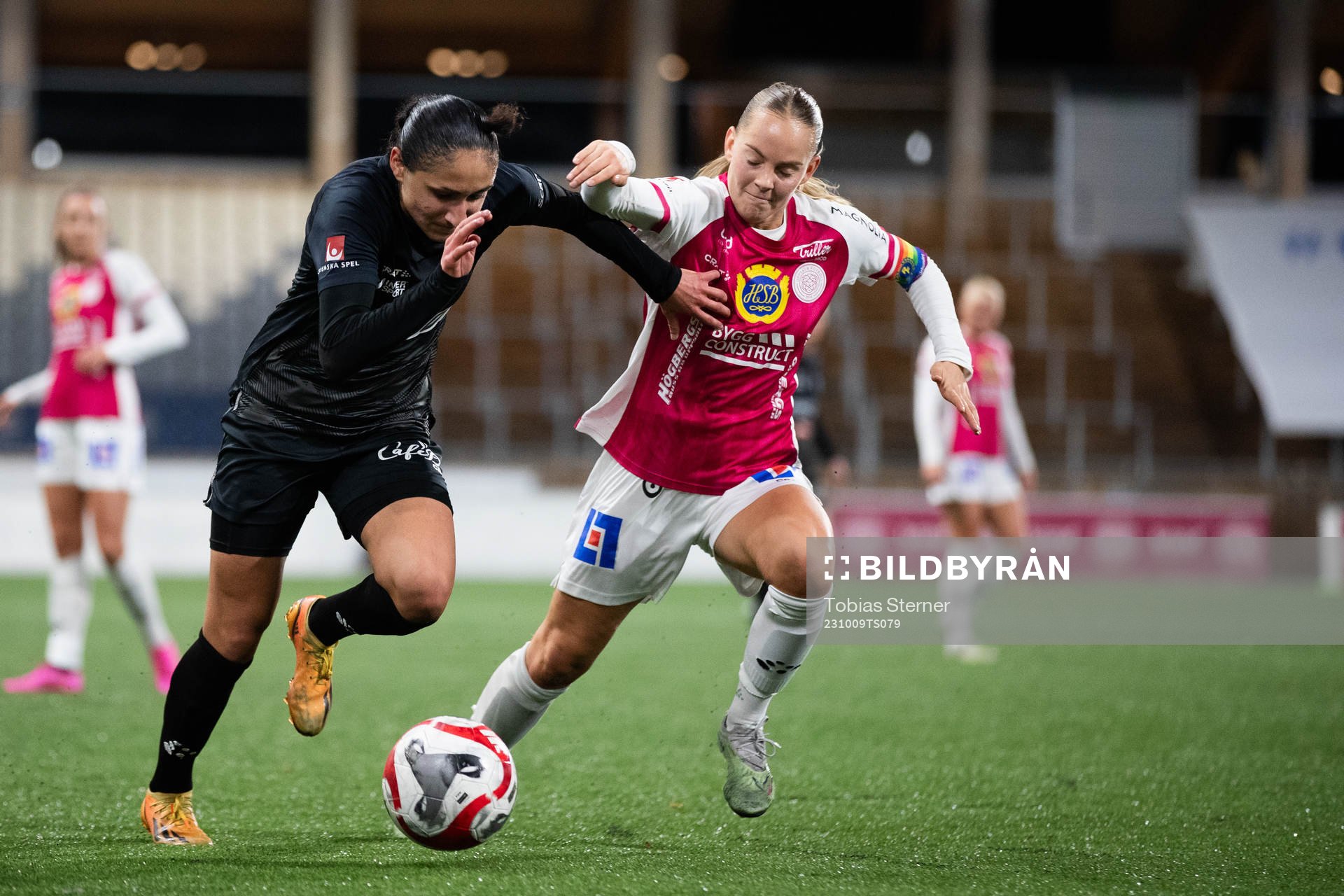 Växjö DFFs Nesrin Akgun och IK Uppsalas Agnes Nyberg