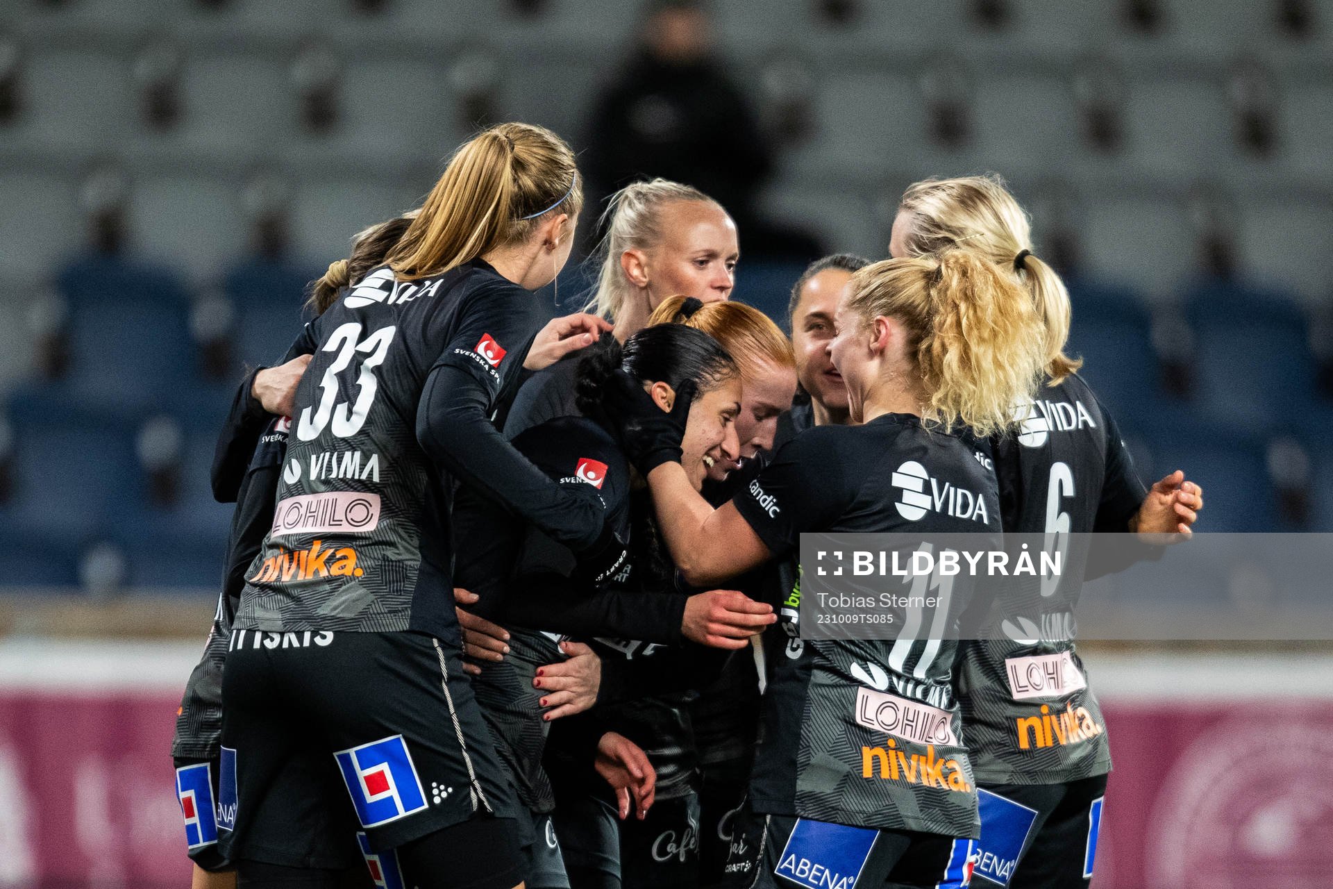 Växjö DFFs Nesrin Akgun jublar med lagkamrater