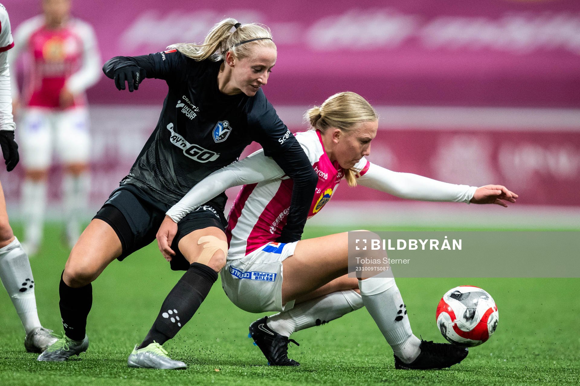 Växjö DFFs Hanna Stokki och IK Uppsalas Elin Rombing
