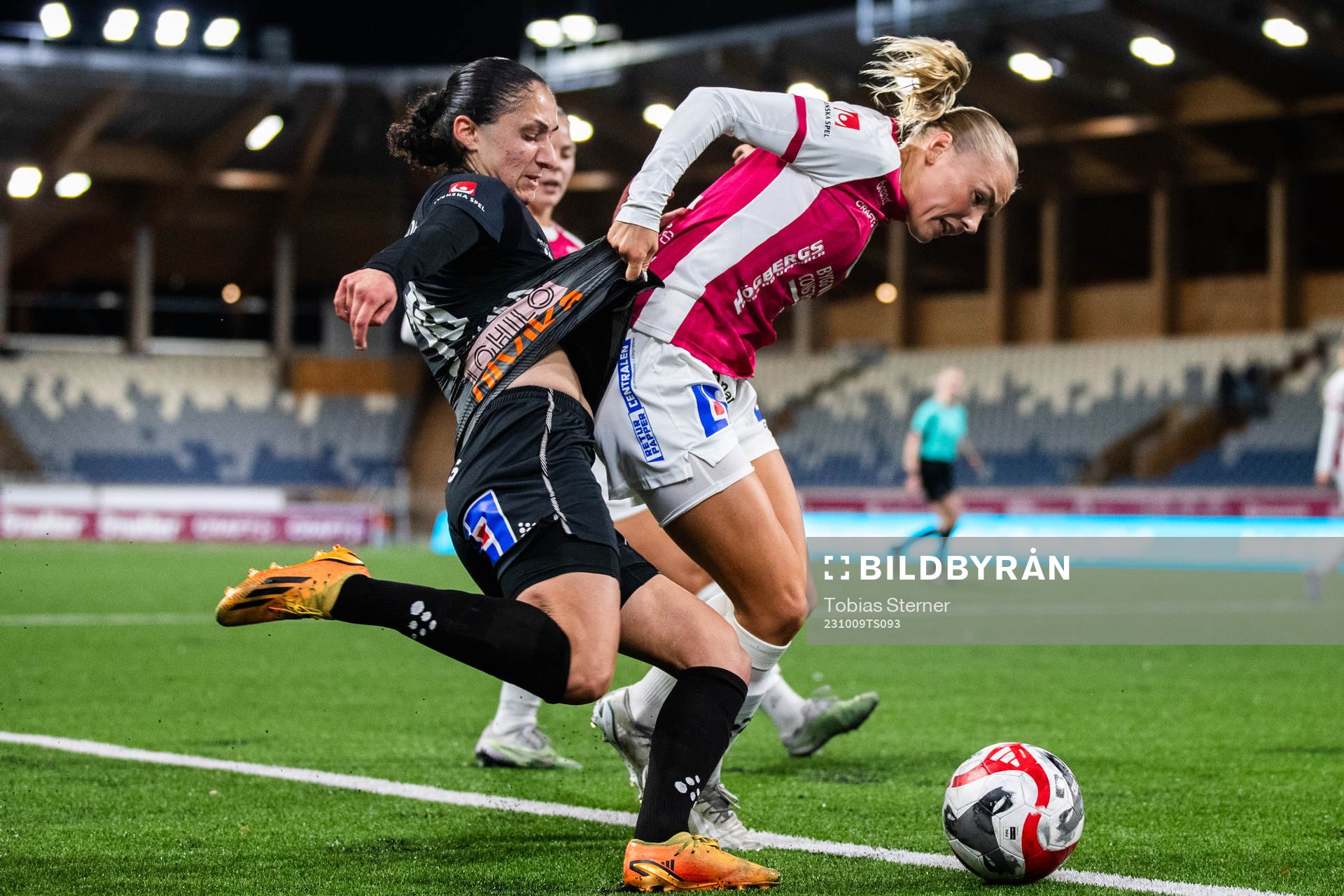 Växjö DFFs Nesrin Akgun och IK Uppsalas Louise Hvarfner