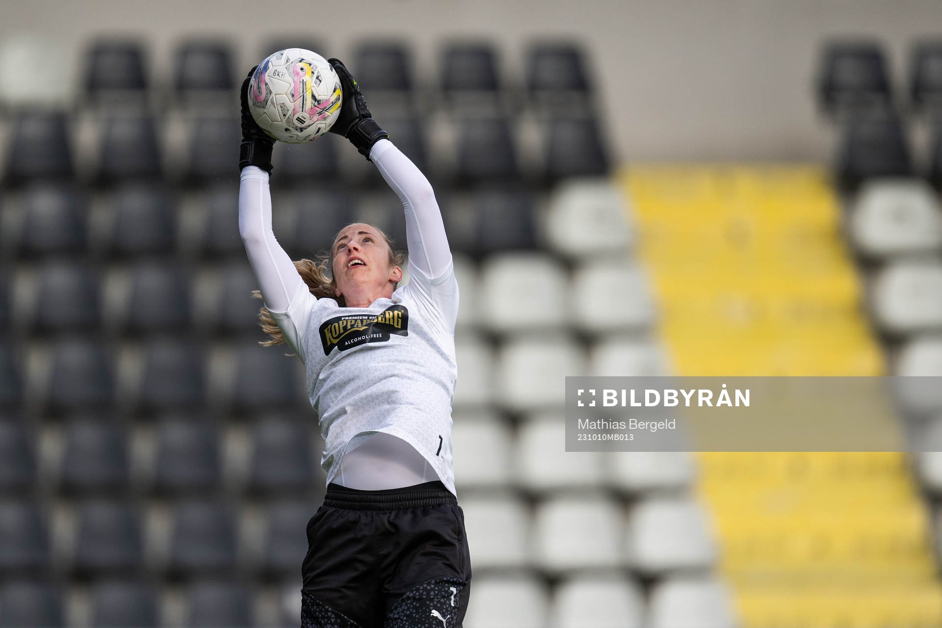 Goalkeeper Loes Geurts