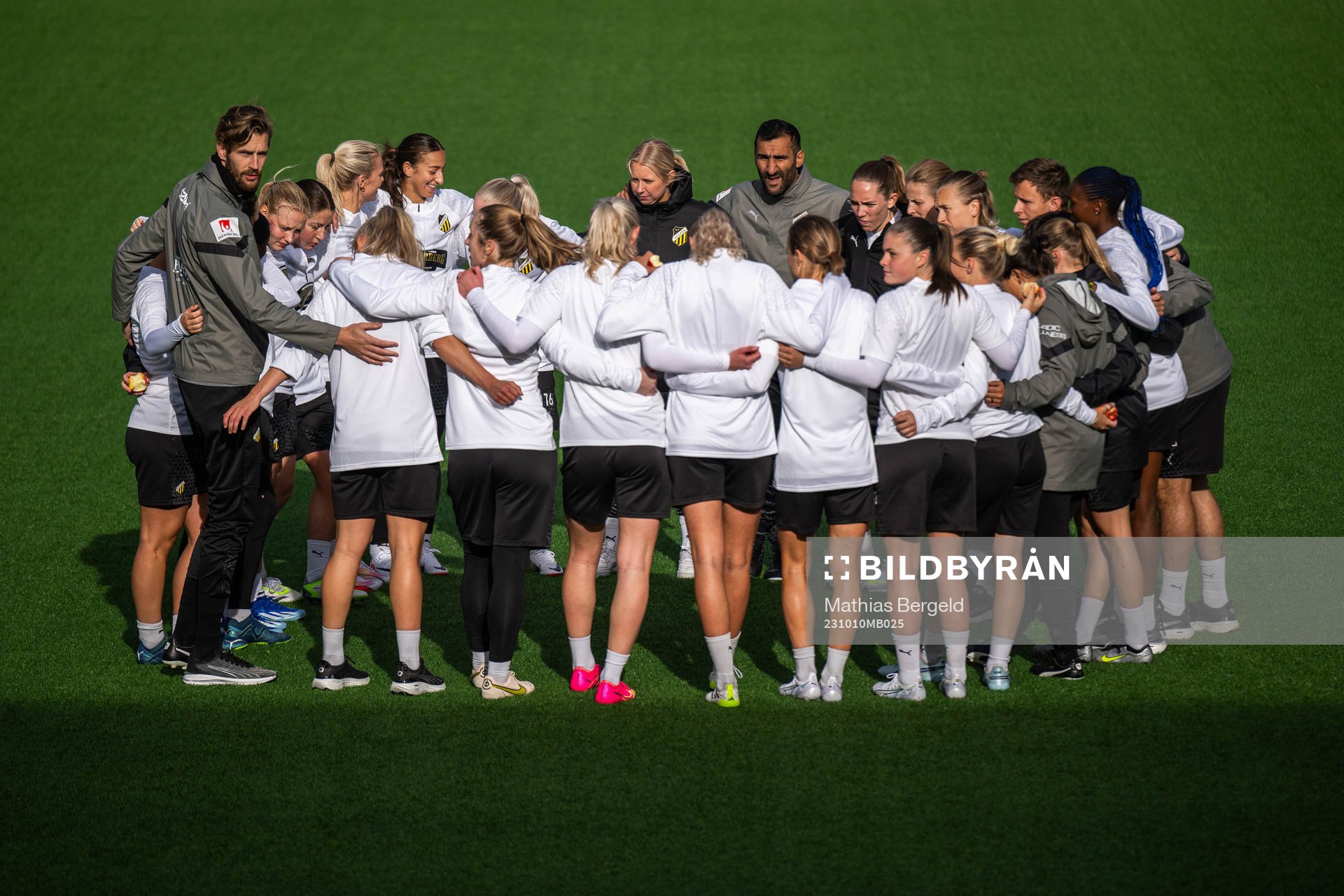 Head coach Mak Lind gathers with players