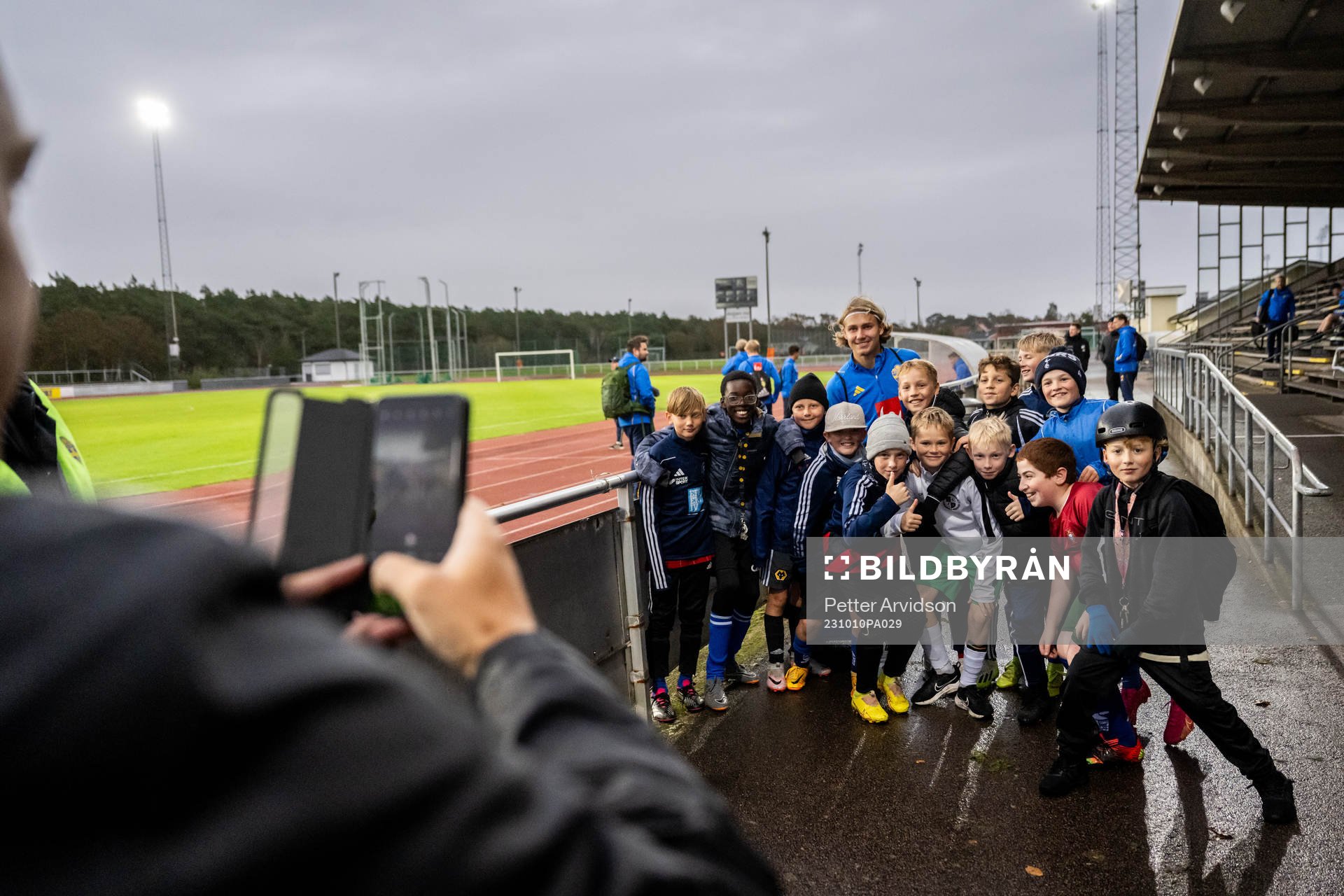 Sebastian Nanasi tar en bild med unga supportrar